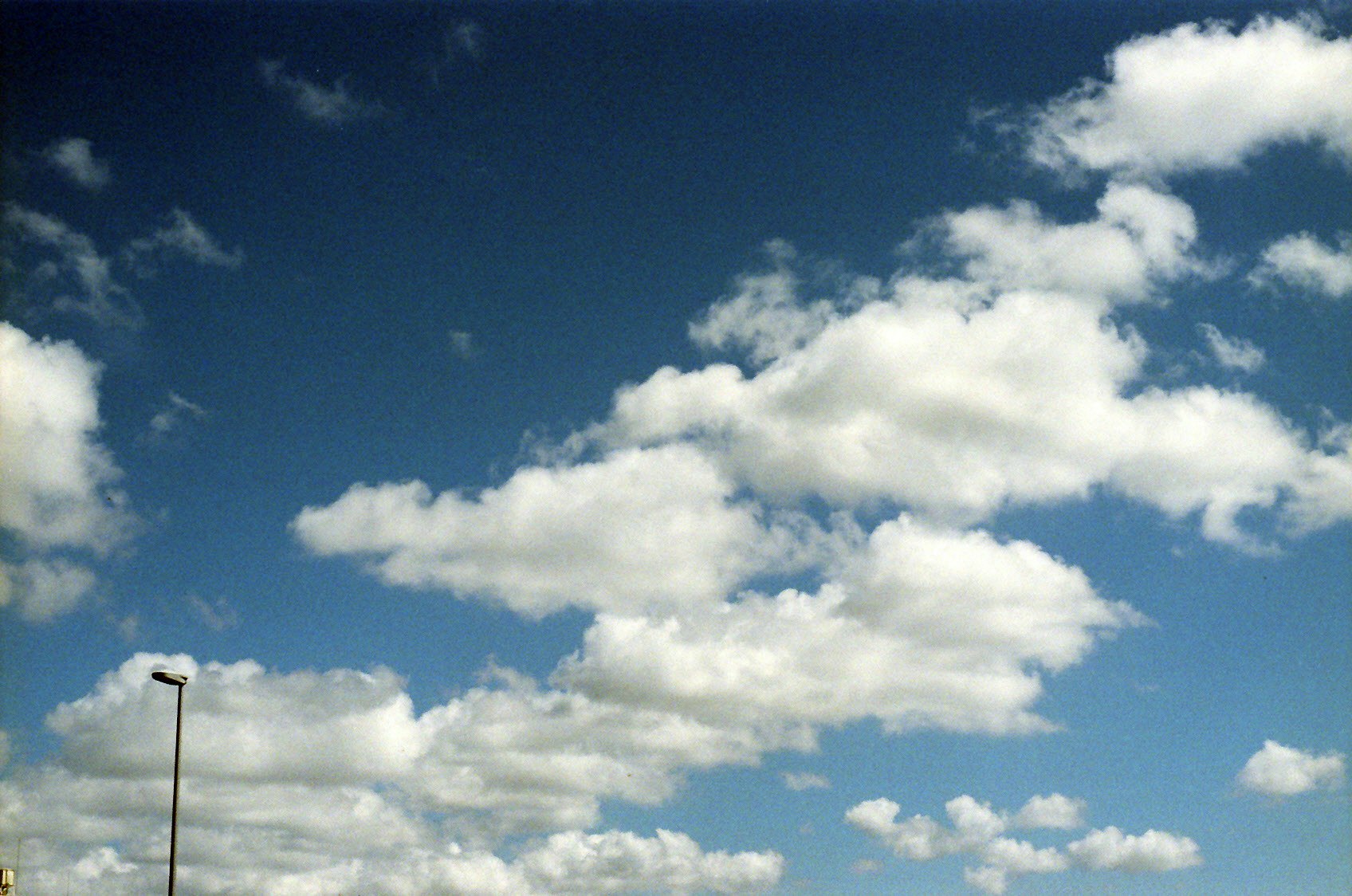 Himmel mit großen, aufgequollenen Wolken