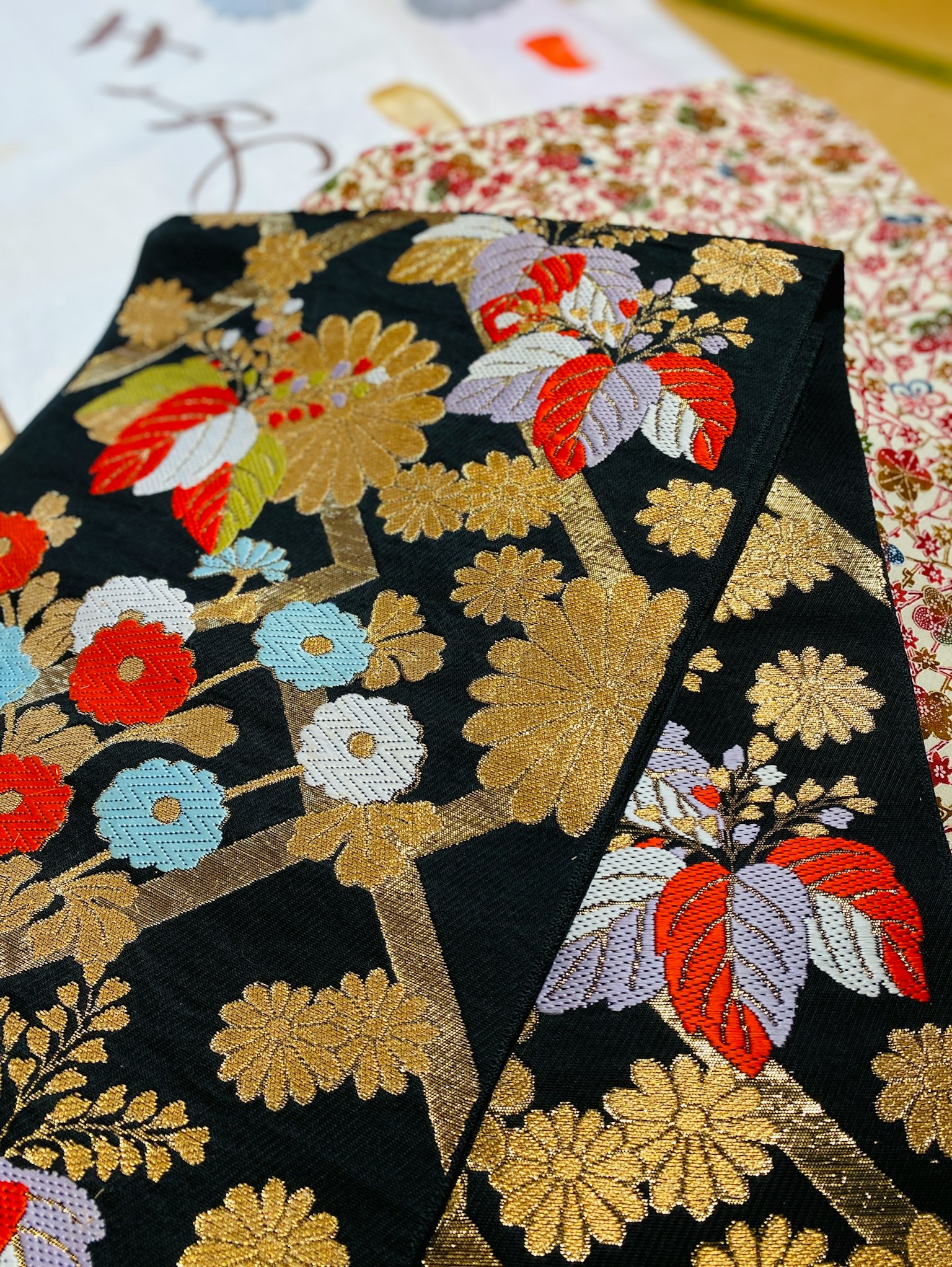 黑色背景上的金色和红色花卉图案的和服