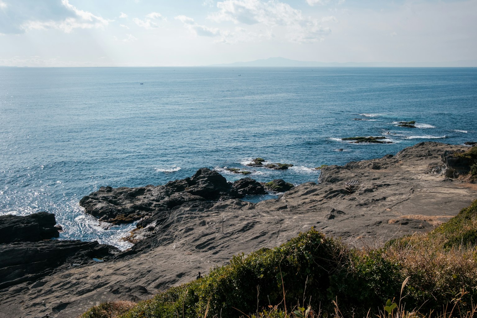 Küstenansicht mit felsiger Küste und ruhigem Meer