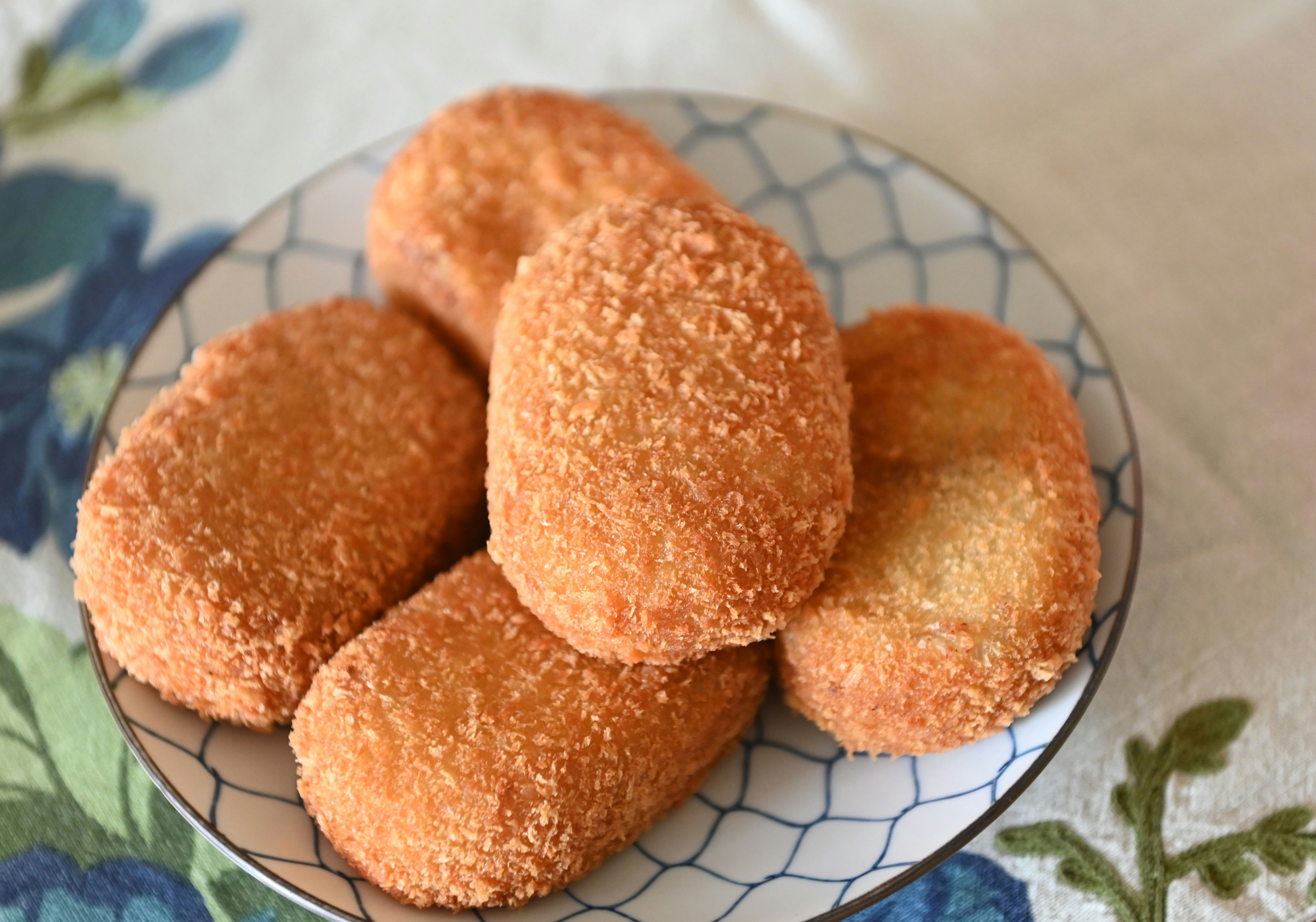 đĩa bánh ngọt chiên hoặc nướng