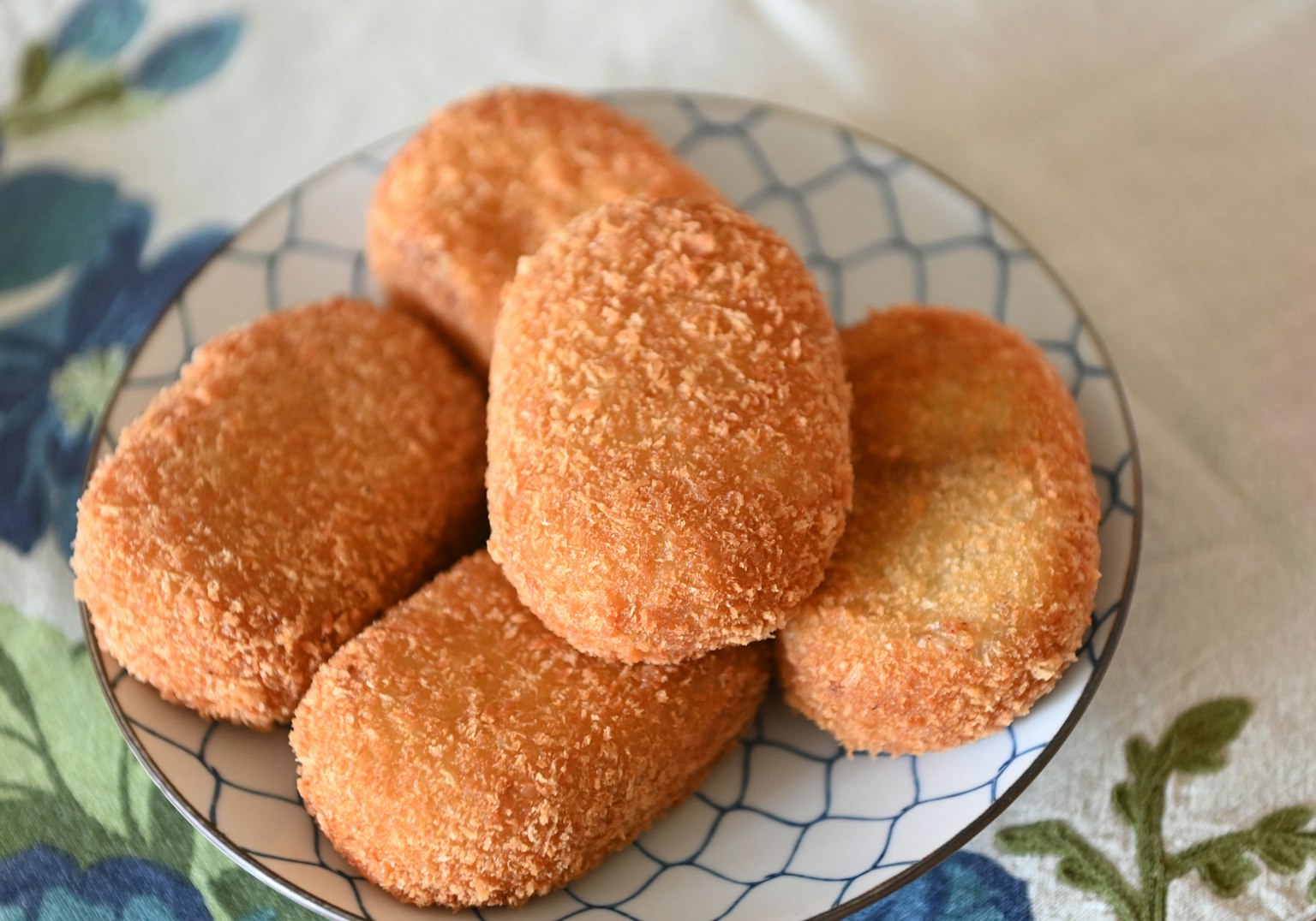 Một đĩa croquette vừa chiên xong