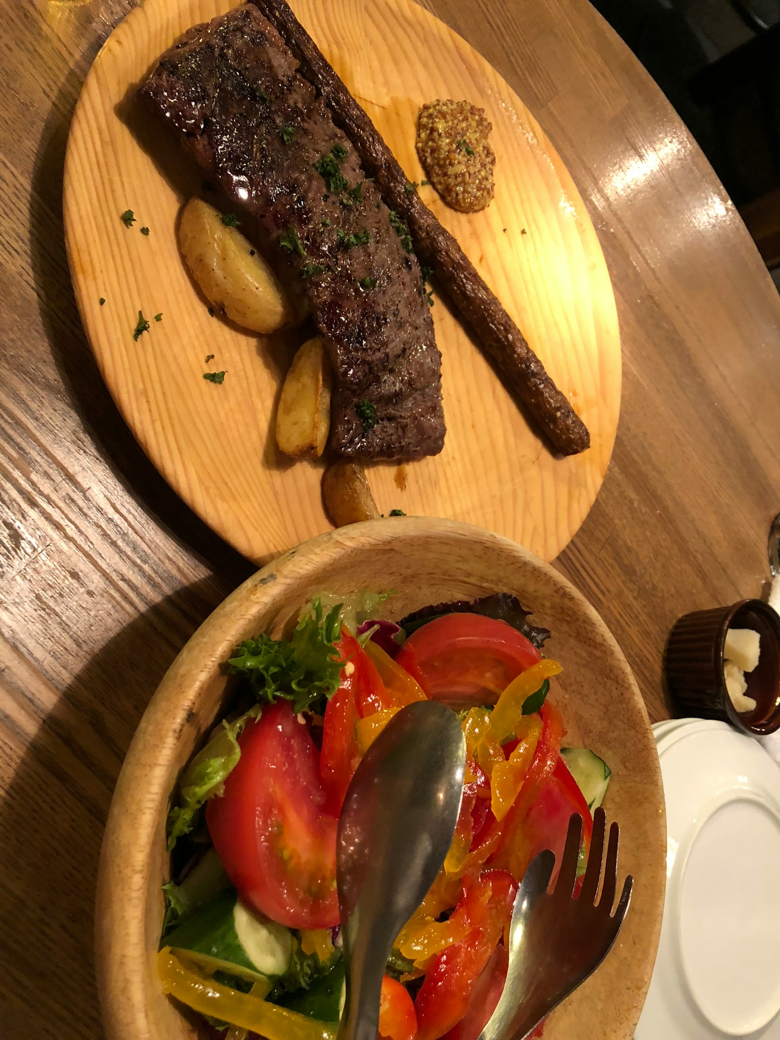 美味的牛排配土豆和新鲜沙拉