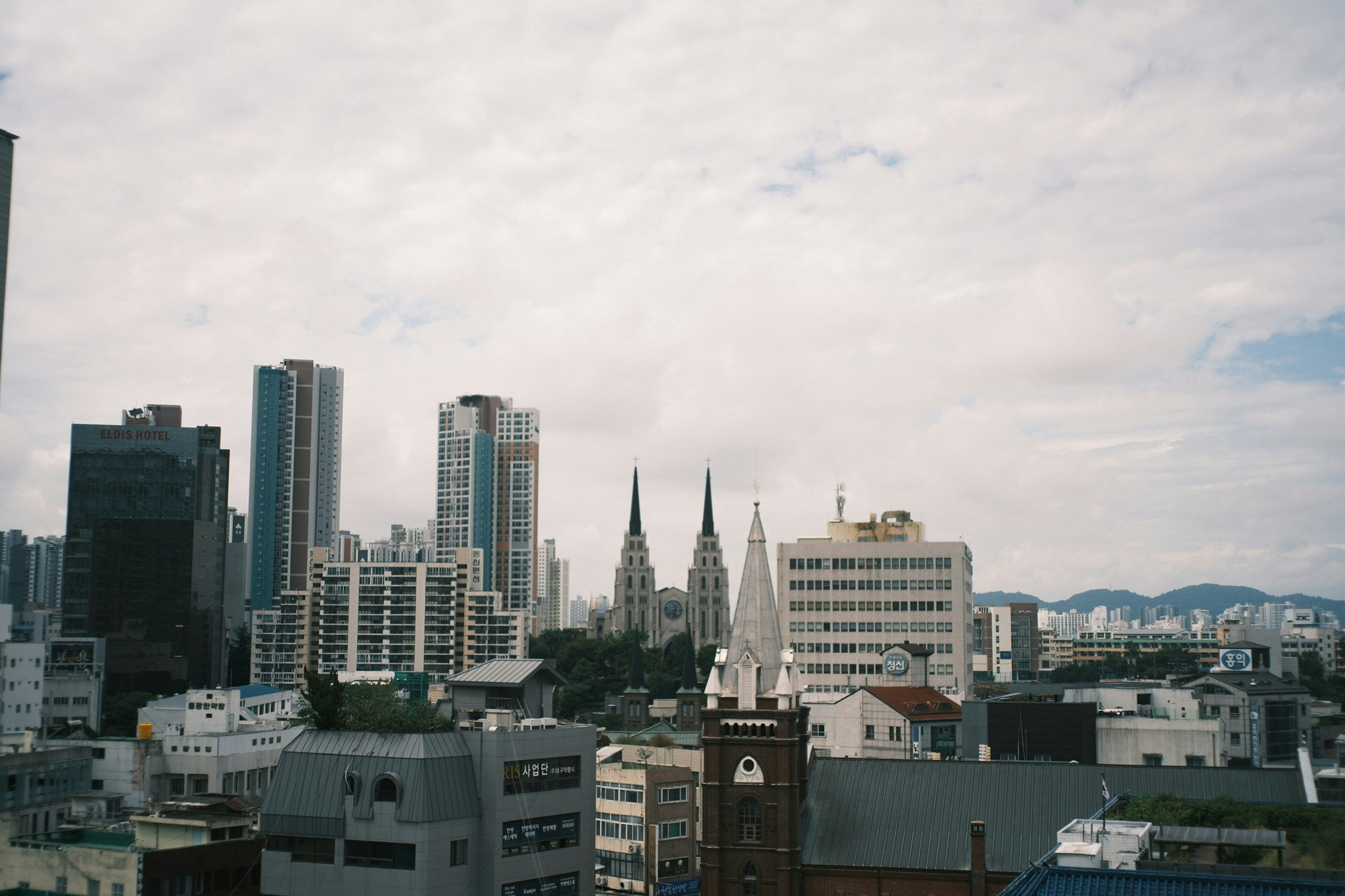 skyline urbano con alte guglie di chiesa