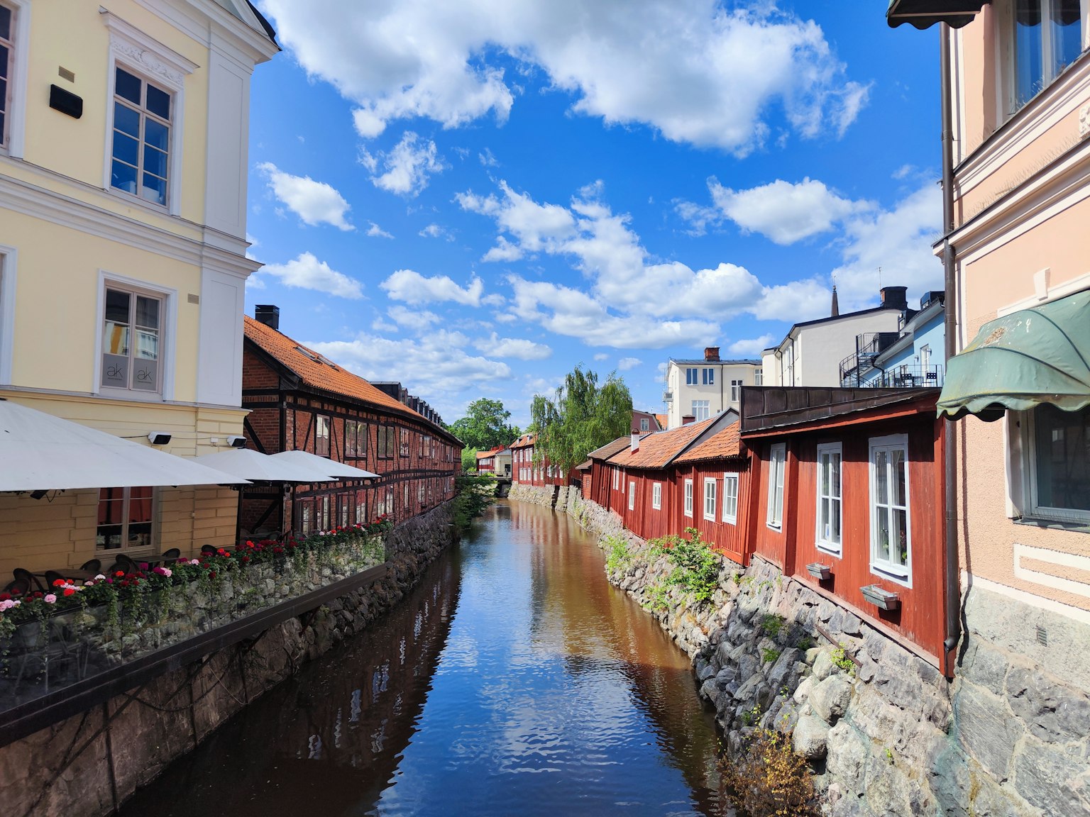 Malersicher Kanalblick mit roten Häusern und strahlend blauem Himmel