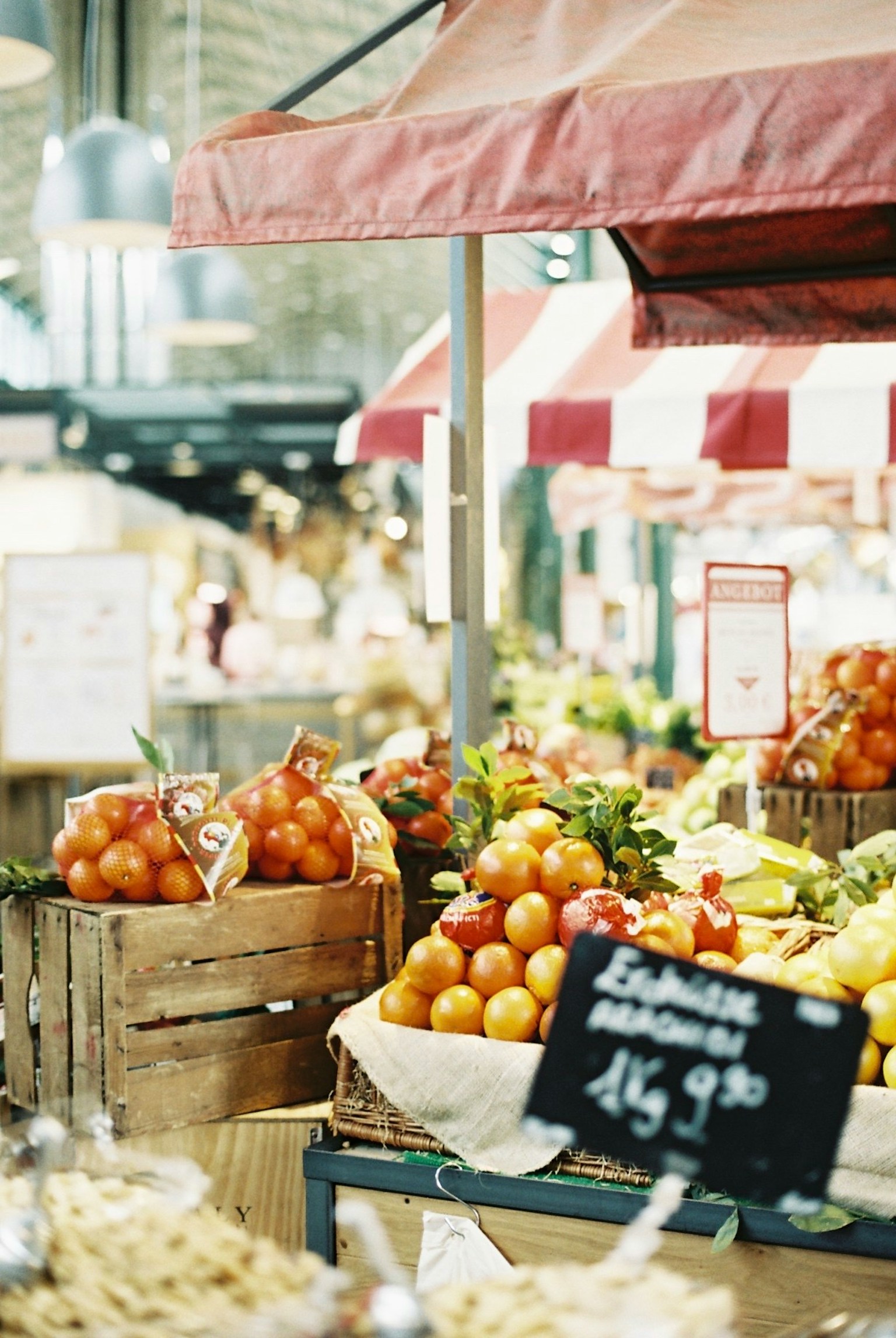 Escena de mercado vibrante con frutas coloridas en cajas de madera