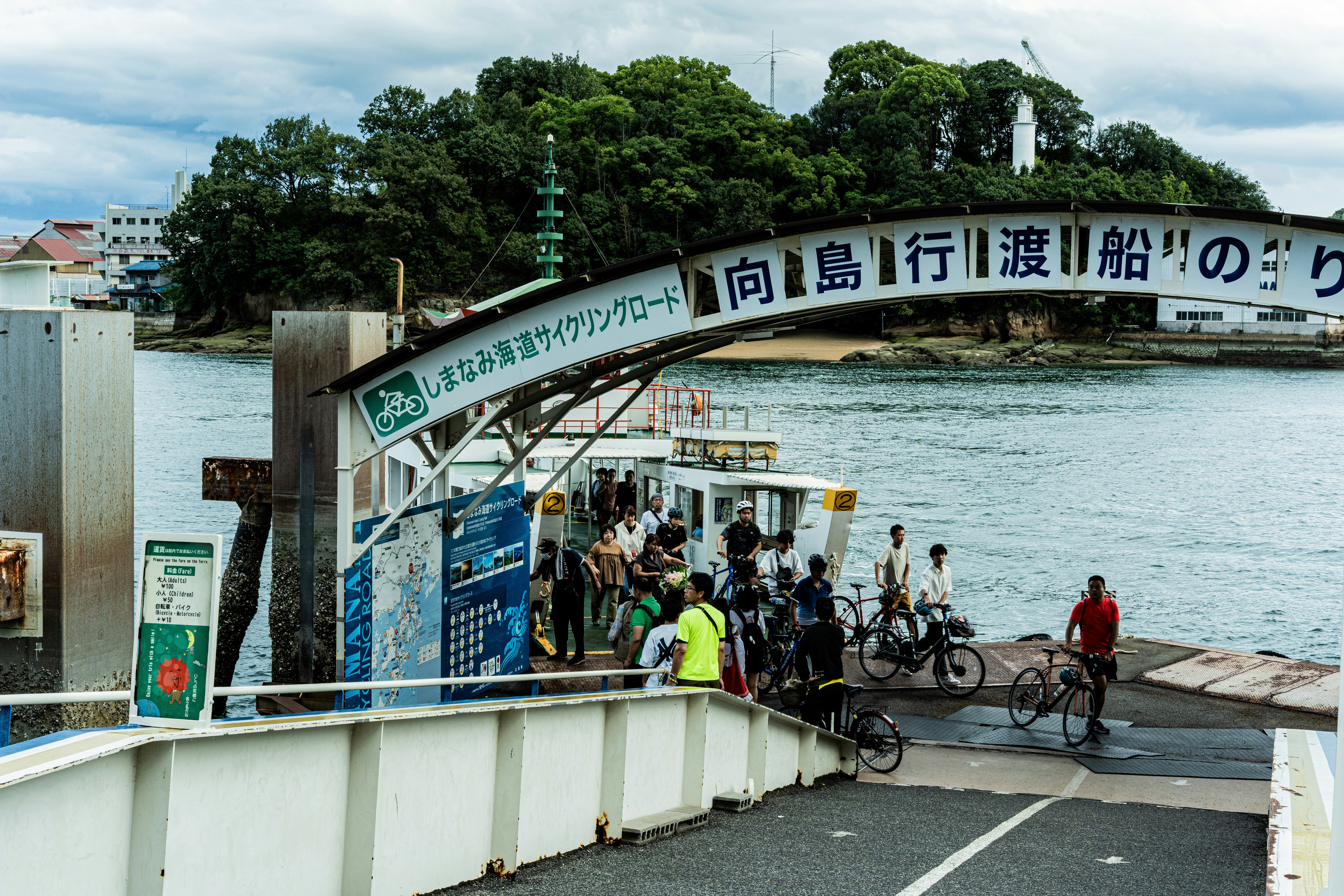 川沿いの渡船乗り場で自転車が並ぶ風景