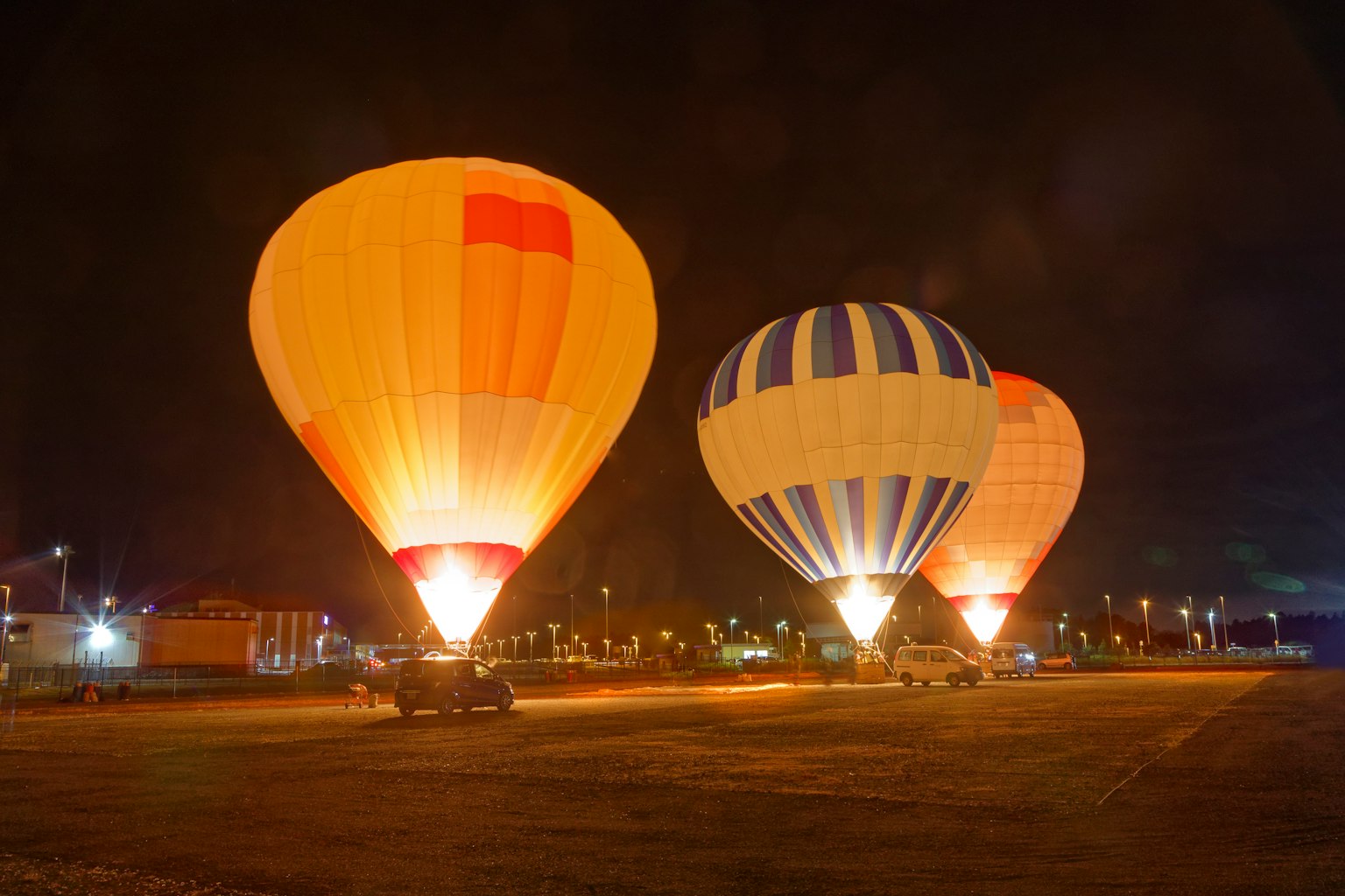 Globos de aire caliente coloridos iluminados por la noche