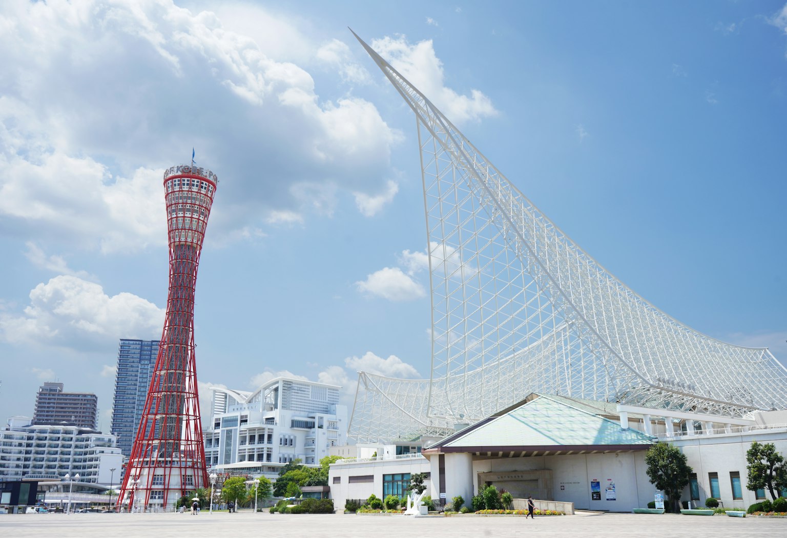 Torre del puerto de Kobe y un edificio que parece una vela blanca