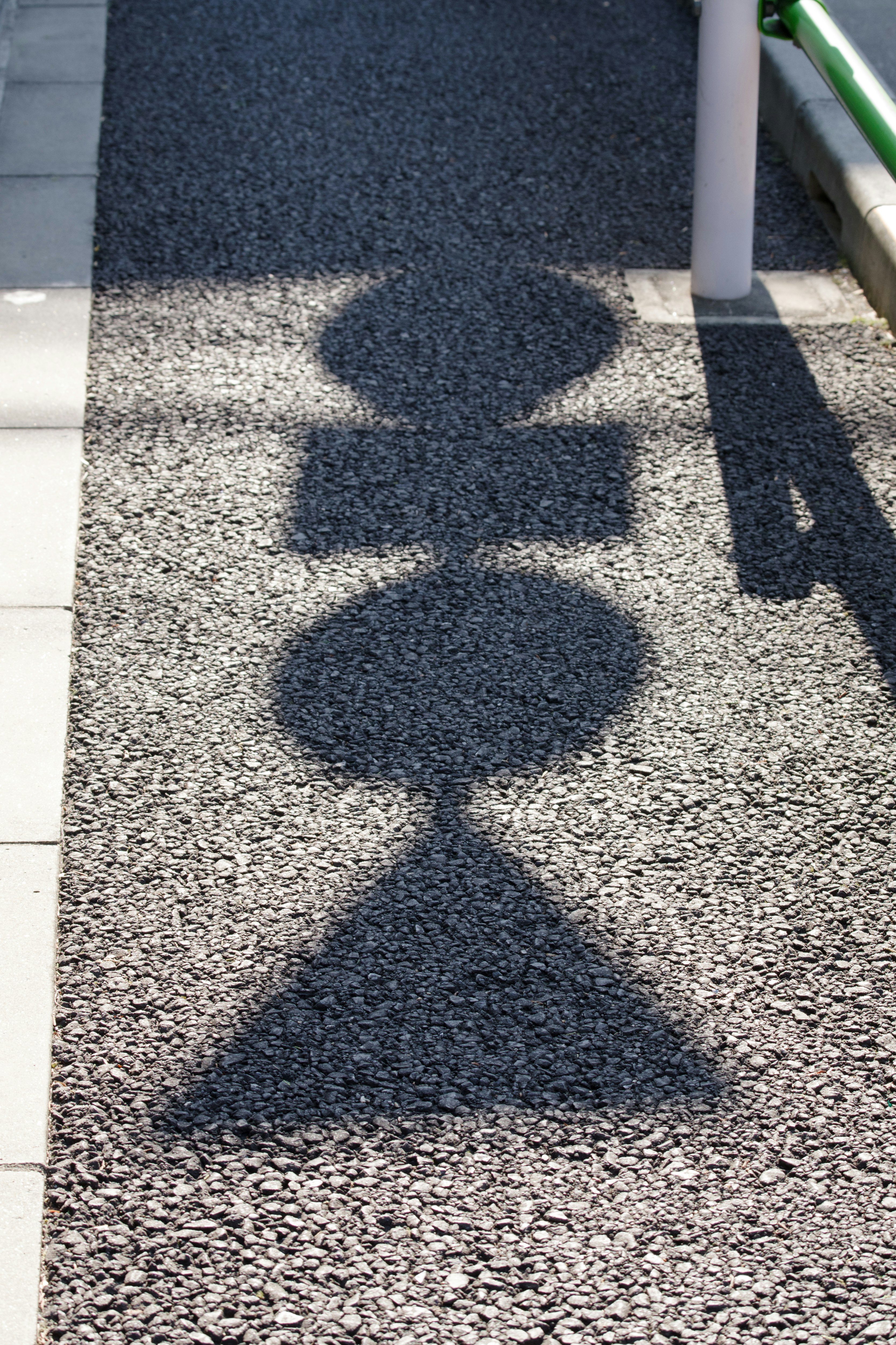 primer plano de una acera con sombras proyectadas