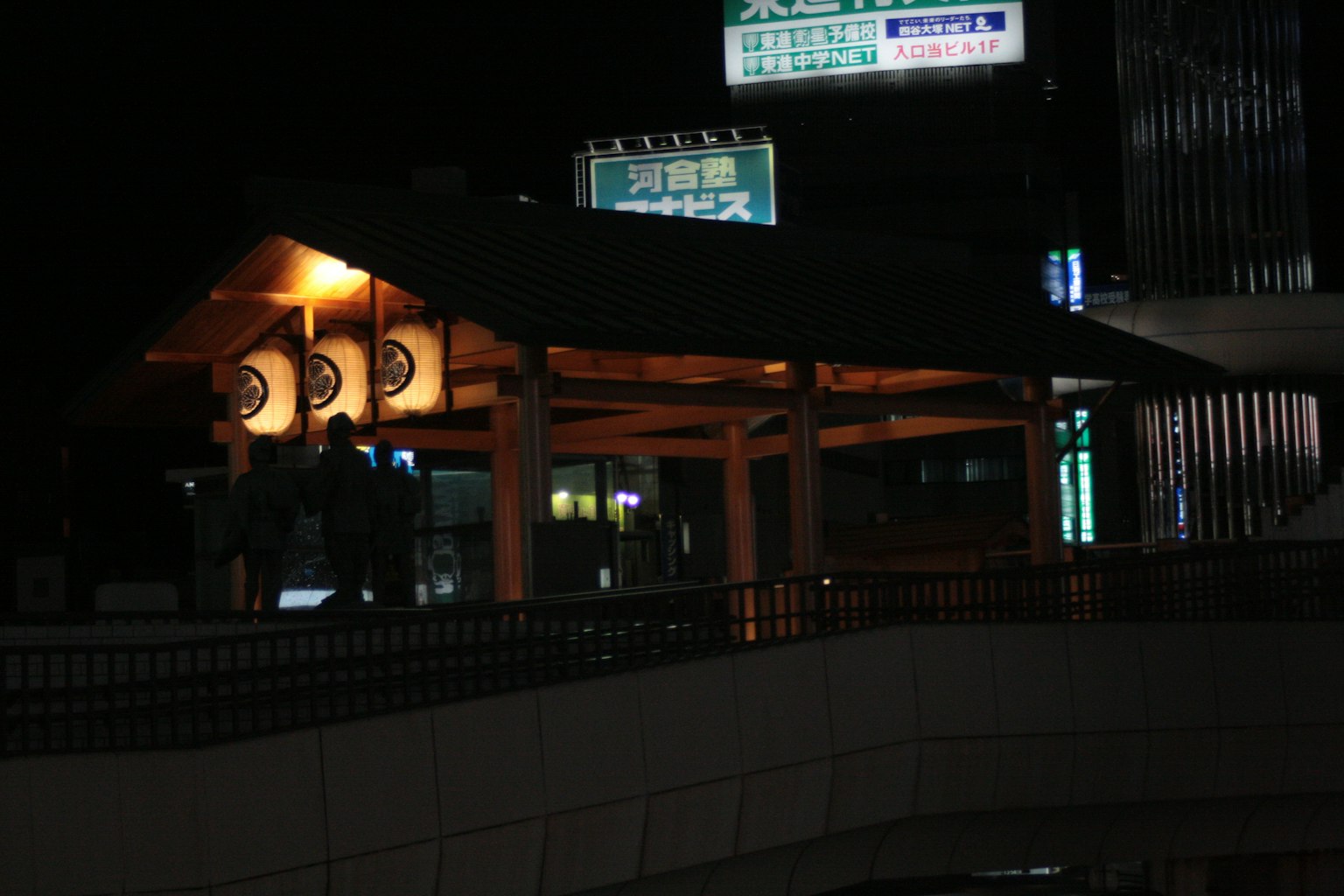夜间照亮的车站有顶等候区