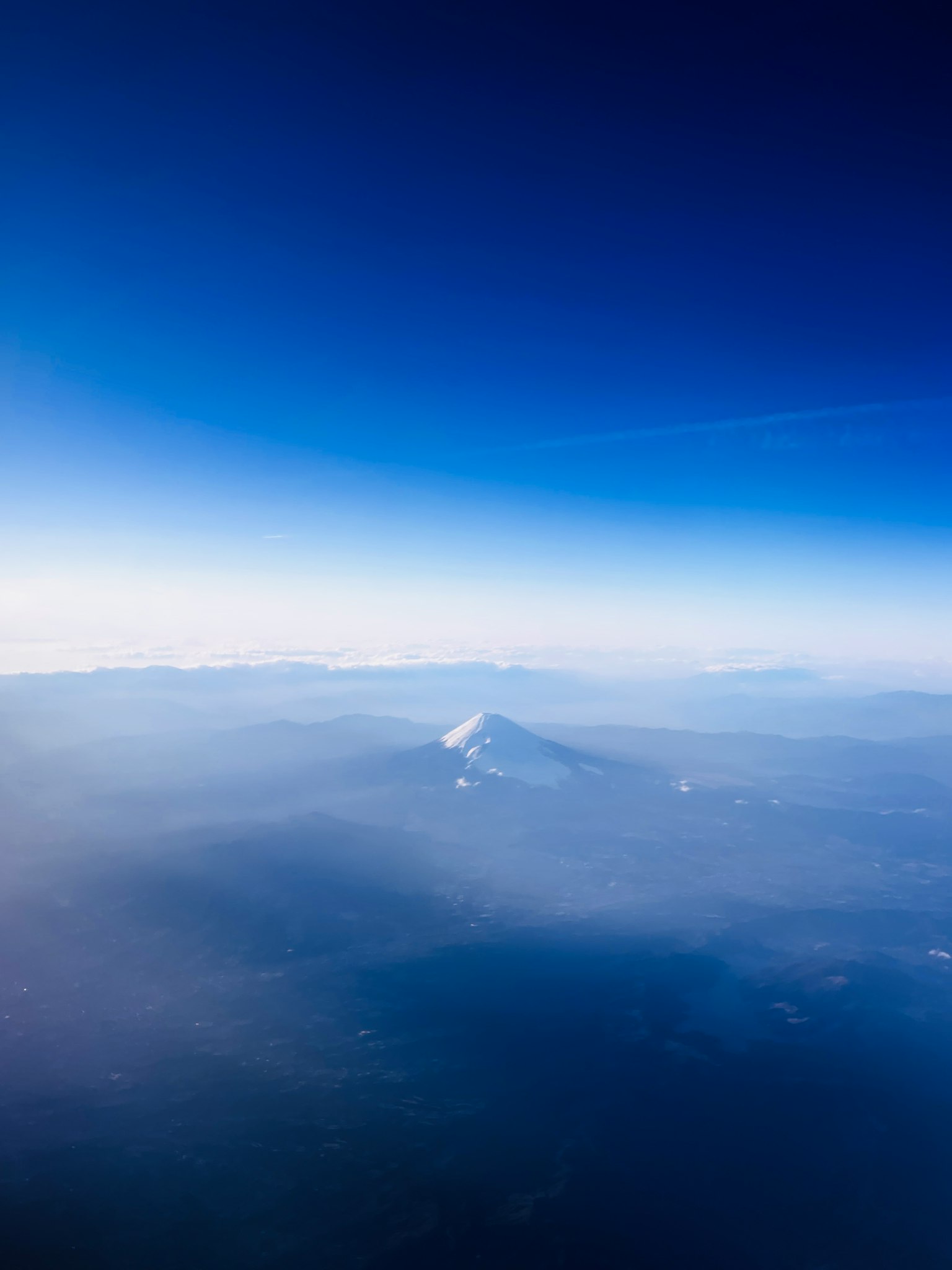 青い空の中に富士山が見える美しい風景