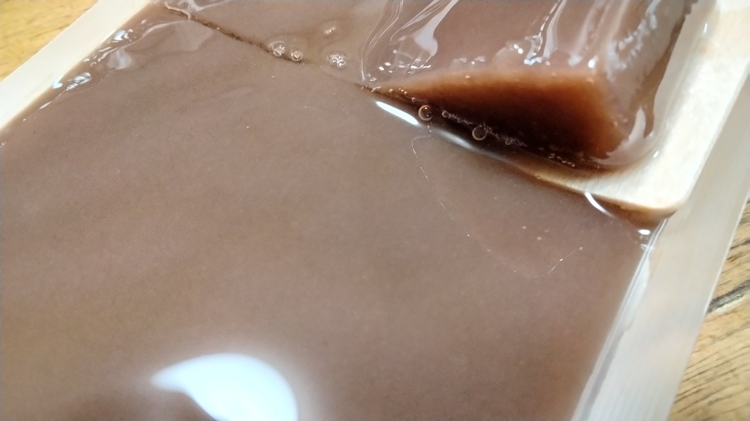 光滑的棕色果凍狀甜點在包裝中