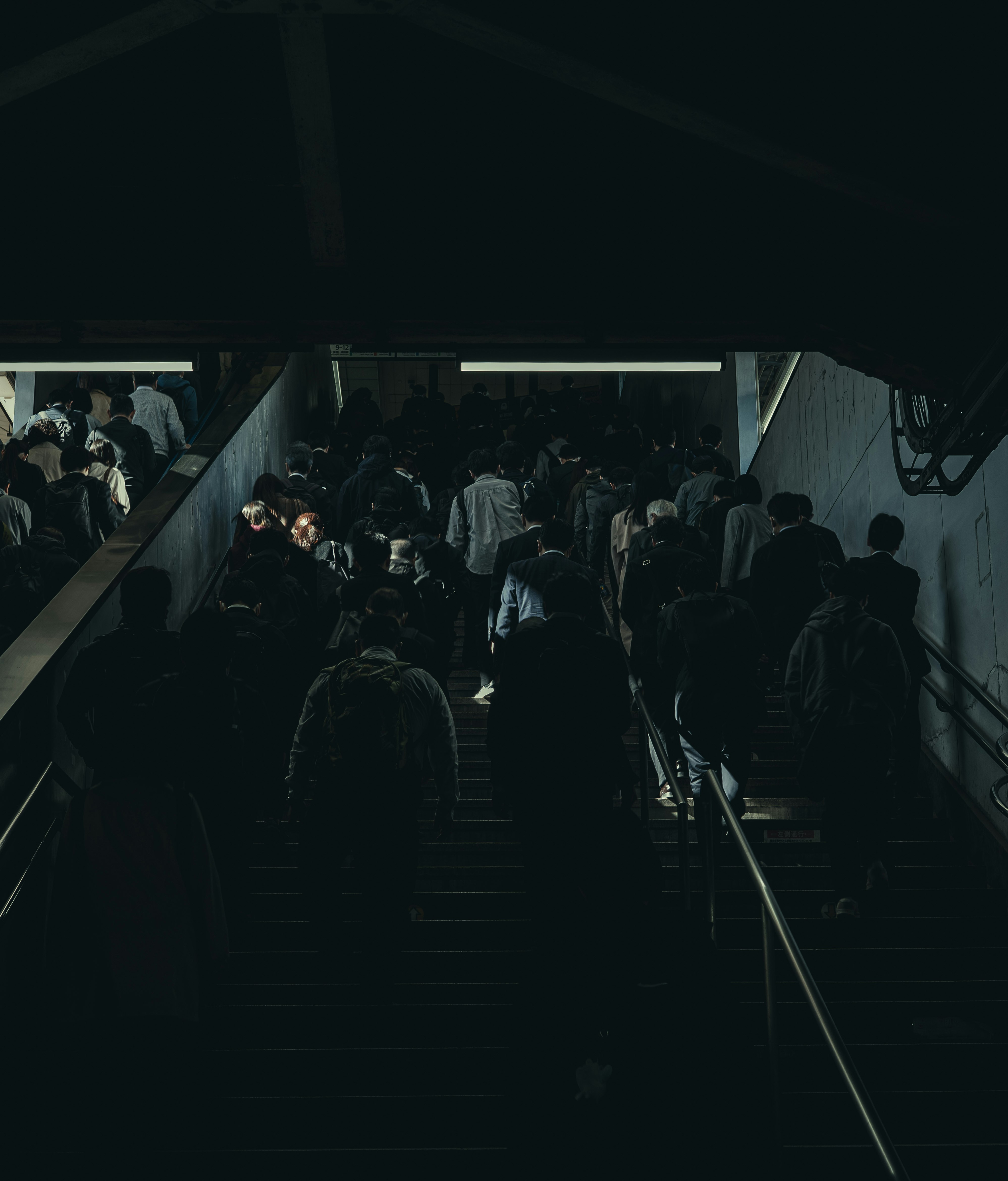 地下通路で人が行き交う夜の駅構内