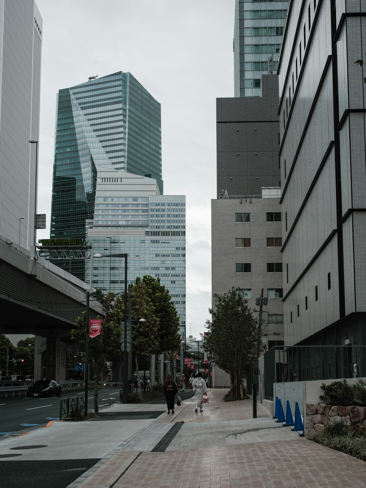 現代東京城市景觀，高樓大廈與行人