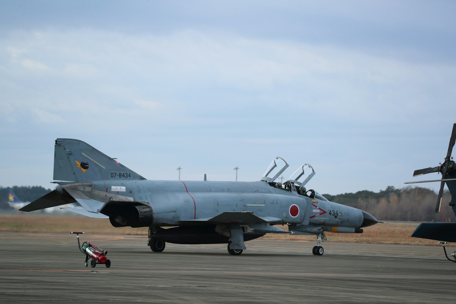 停在日本空军基地的F-4幽灵战斗机