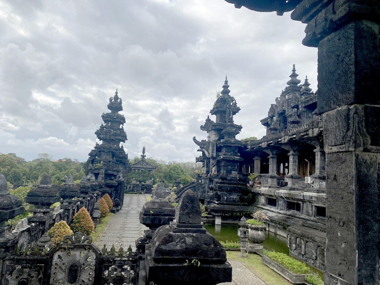 Vista majestuosa de un templo balinés con arquitectura de piedra