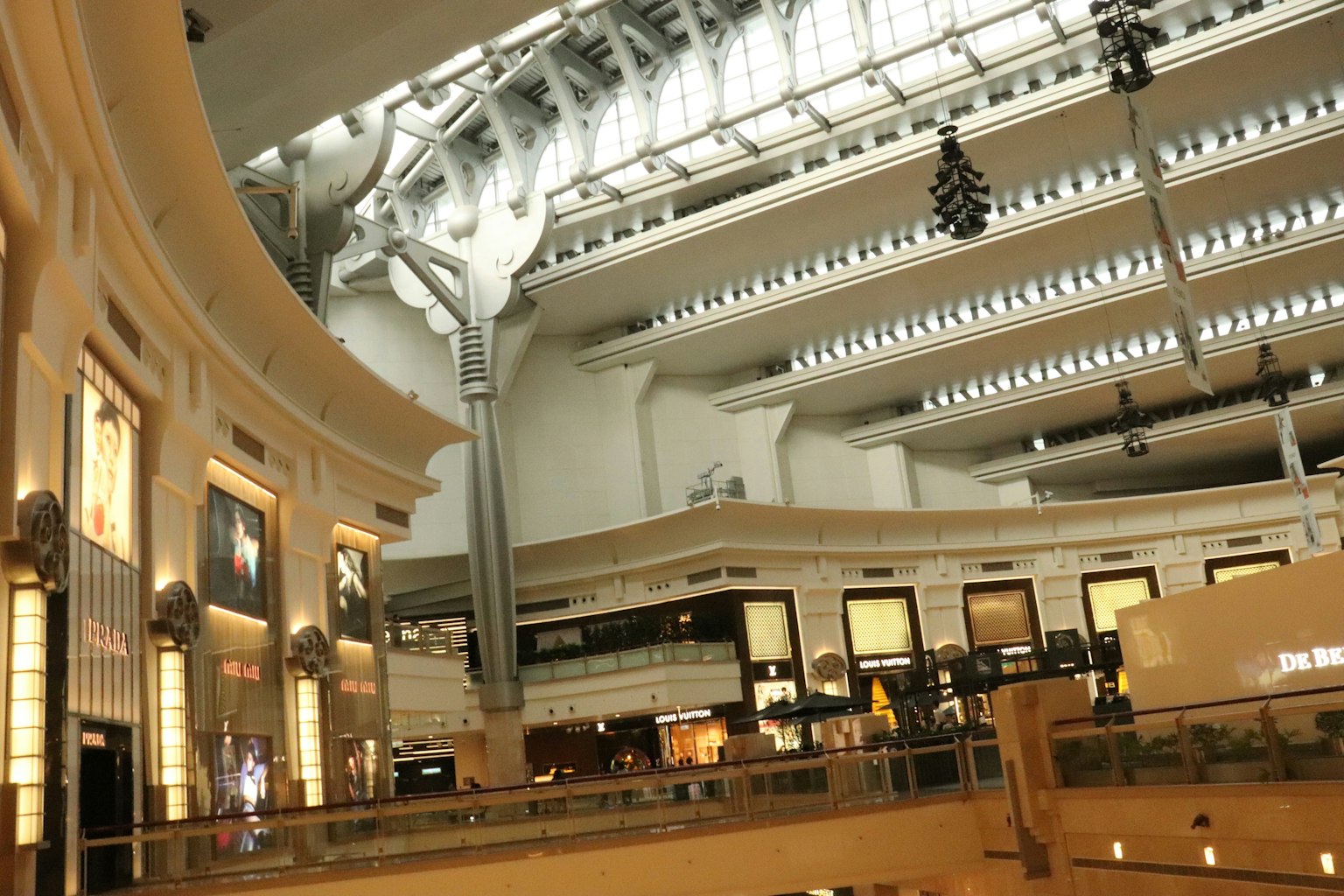 Interno spazioso di un centro commerciale Illuminazione brillante e design moderno Soffitto alto e negozi eleganti