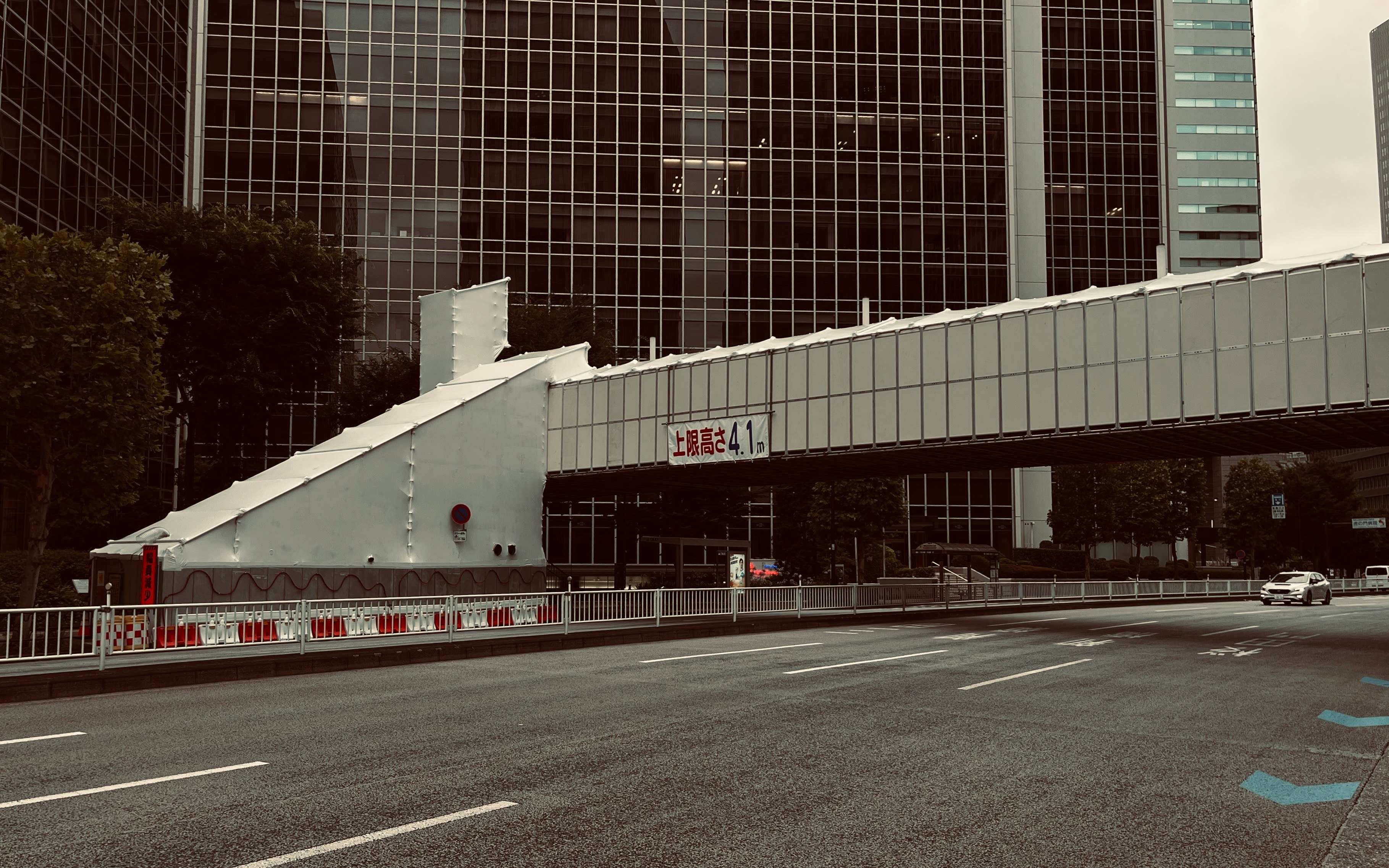 被人行天桥覆盖的城市道路景象