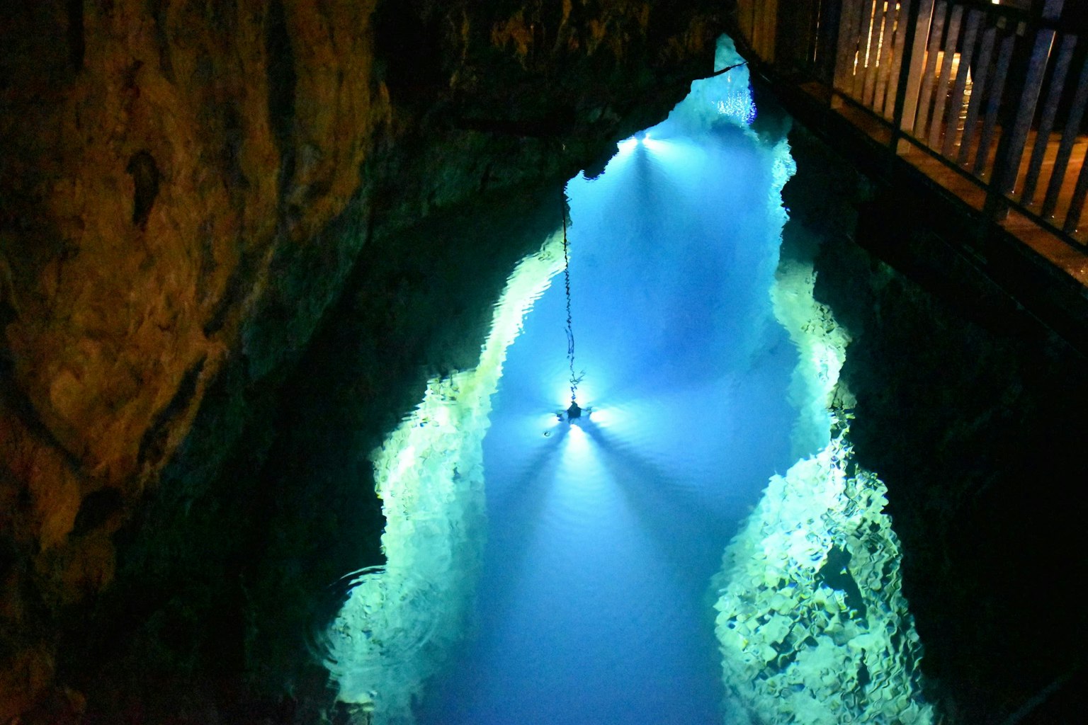 Gua dengan air biru menakjubkan yang diterangi oleh lampu di atas