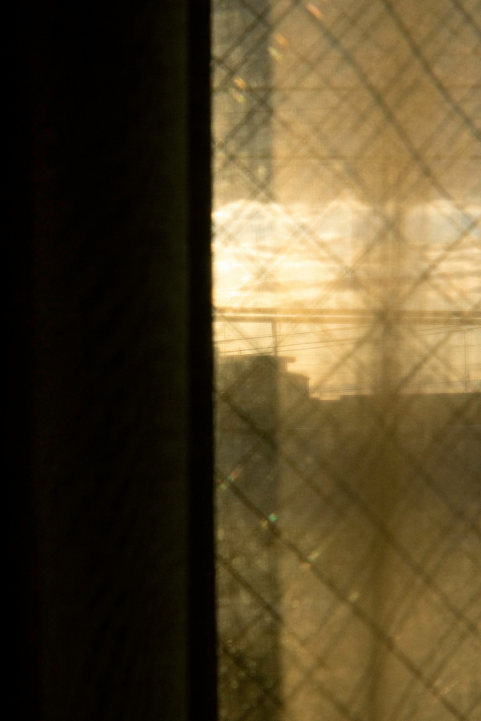 Luz suave filtrándose a través de una ventana con sombras contrastantes