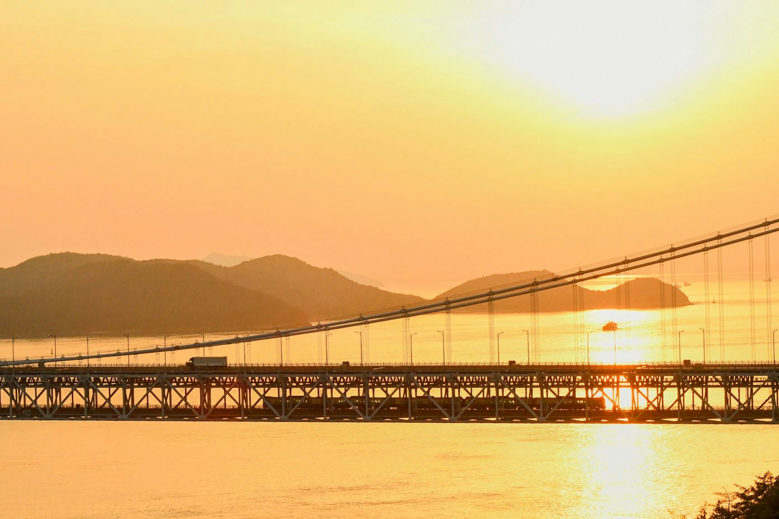 Vista escénica de un puente con montañas al atardecer