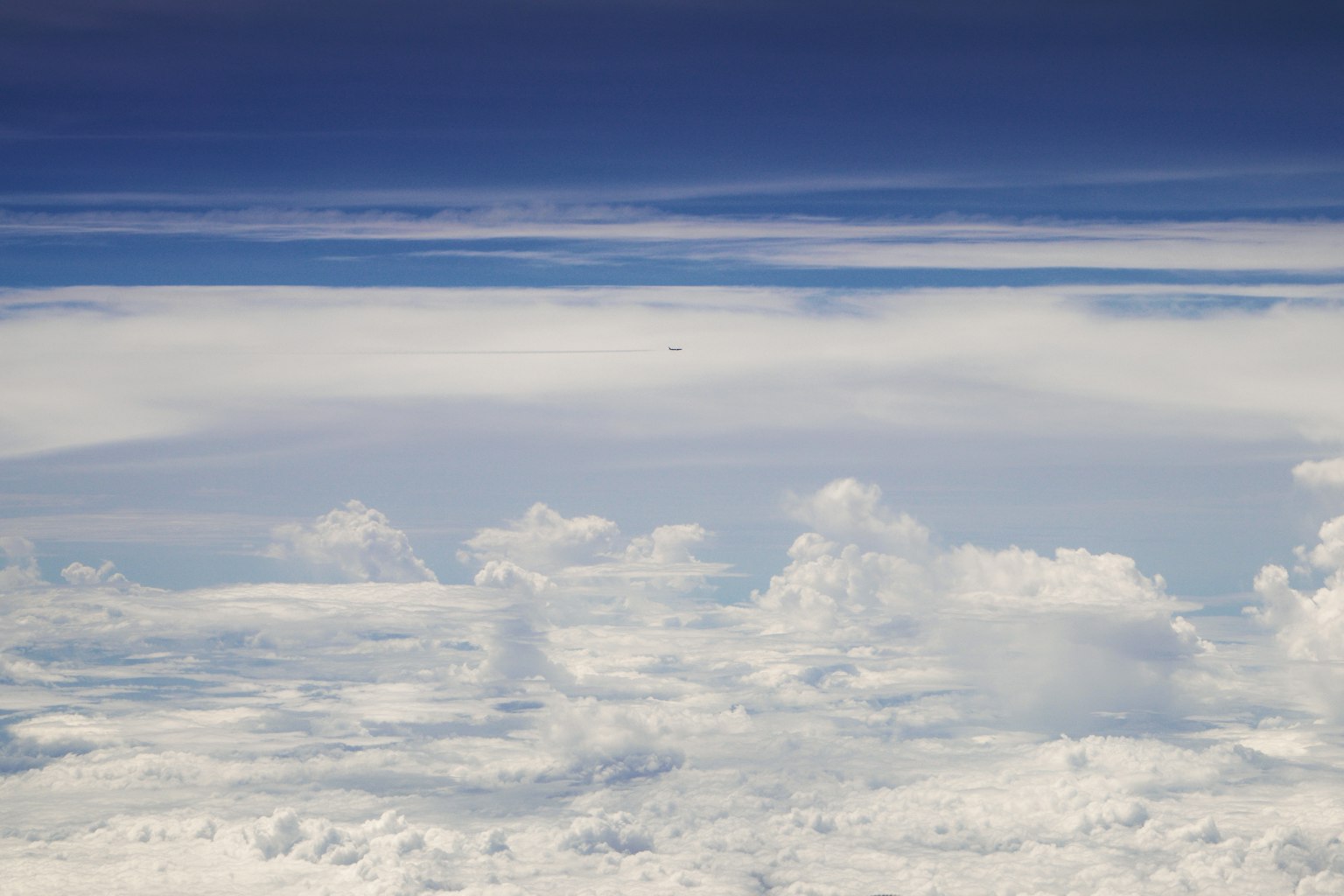Blauer Himmel mit verstreuten Wolken