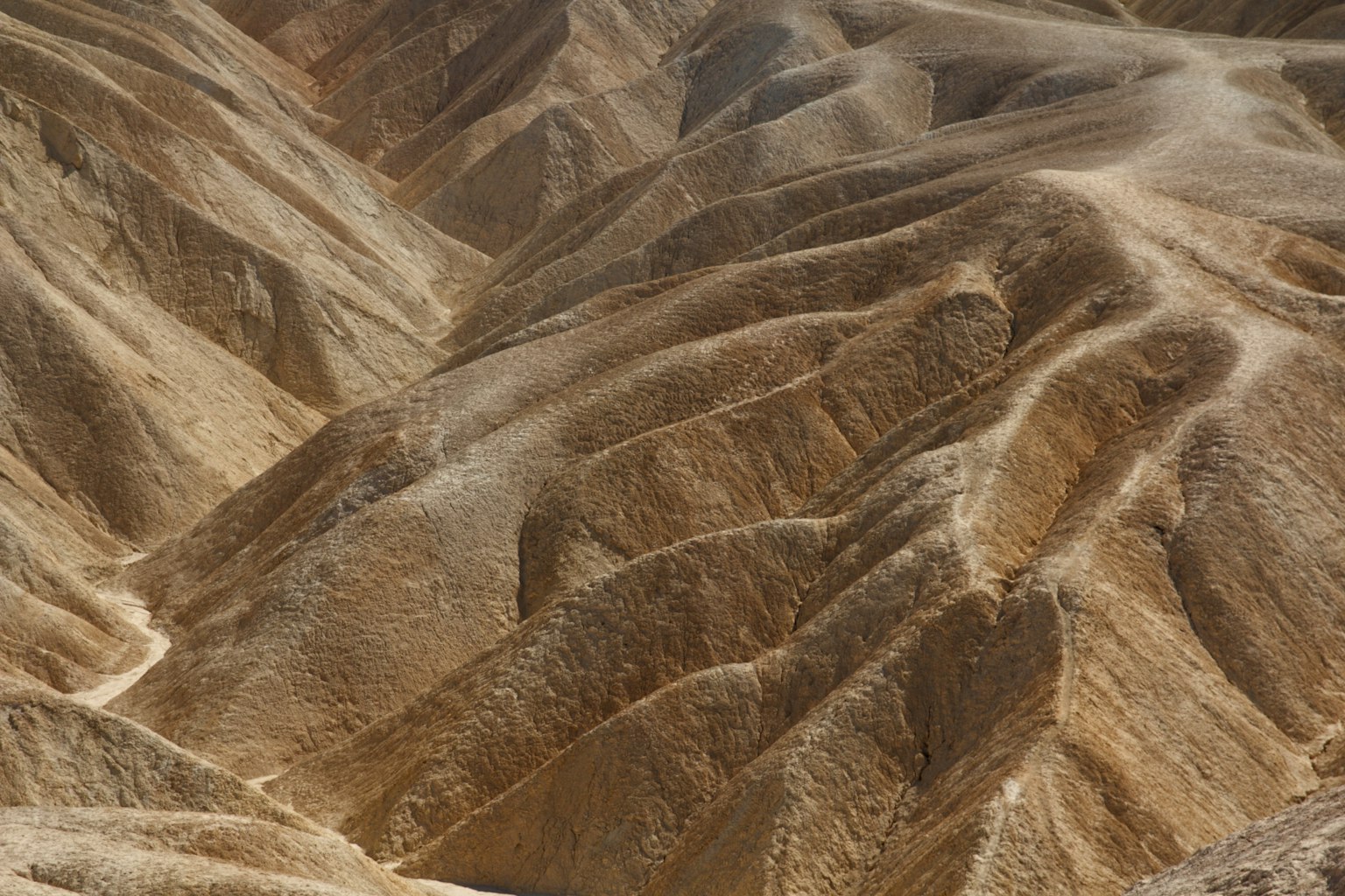 Trockene Berglandschaft mit welligem Gelände