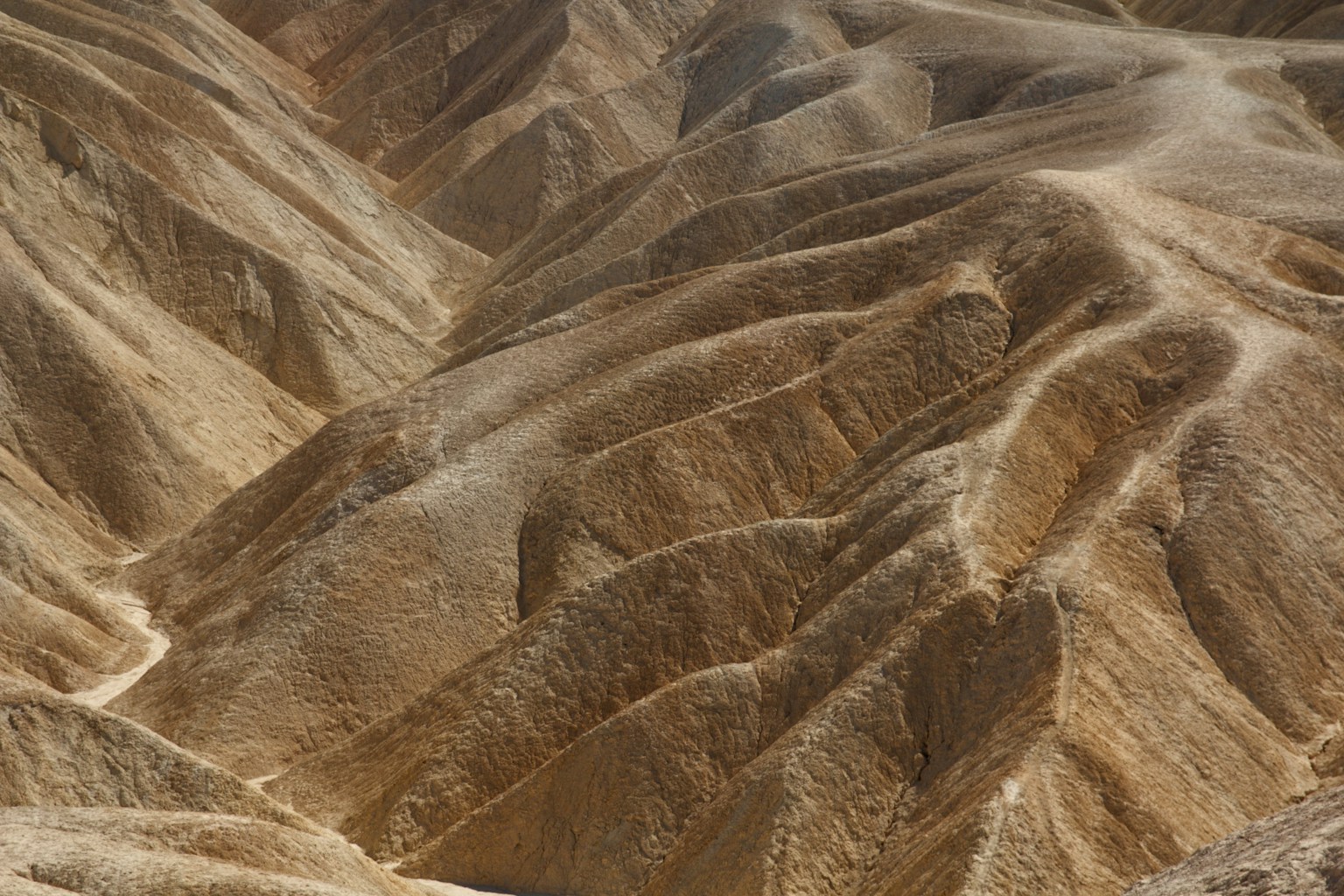 ภูมิทัศน์ภูเขาแห้งแล้งพร้อมภูมิประเทศเป็นคลื่น