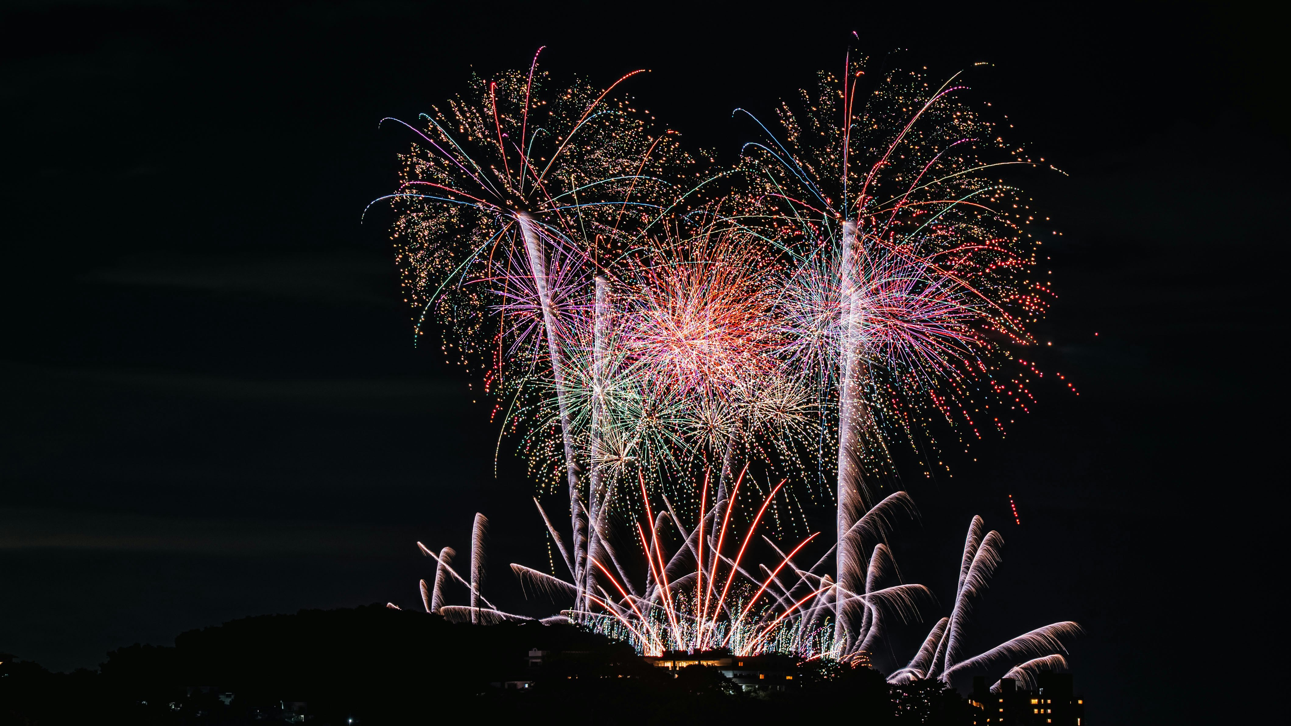 夜空に咲く大輪の花火と打ち上げ煙