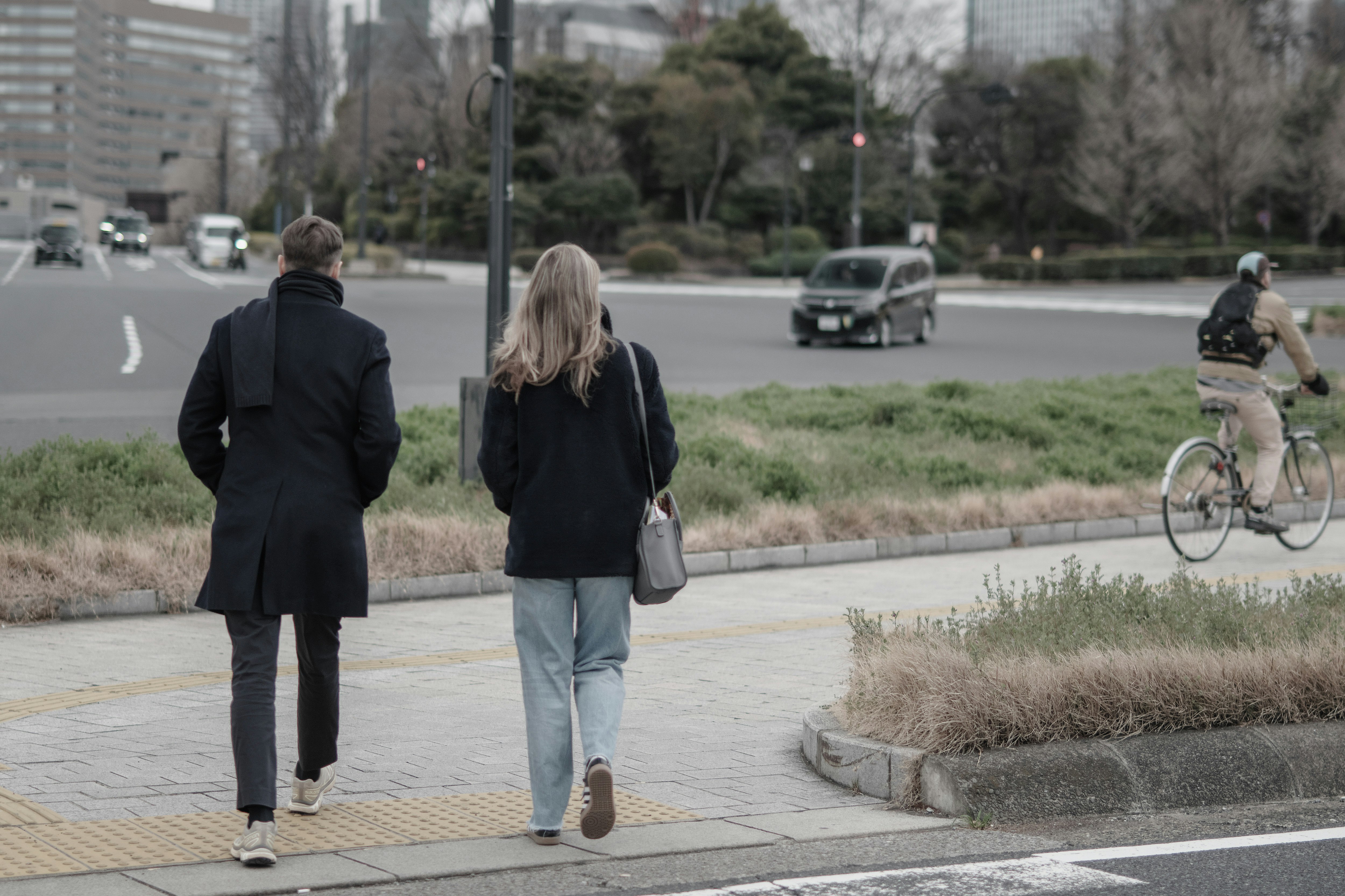 国会議事堂へ向かう道を歩く人々のある街並み