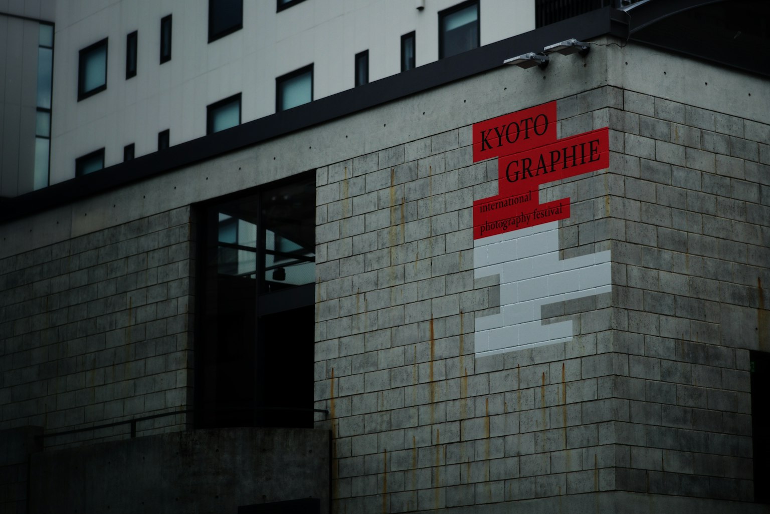 Esterno di un edificio moderno con testo rosso e blocchi bianchi