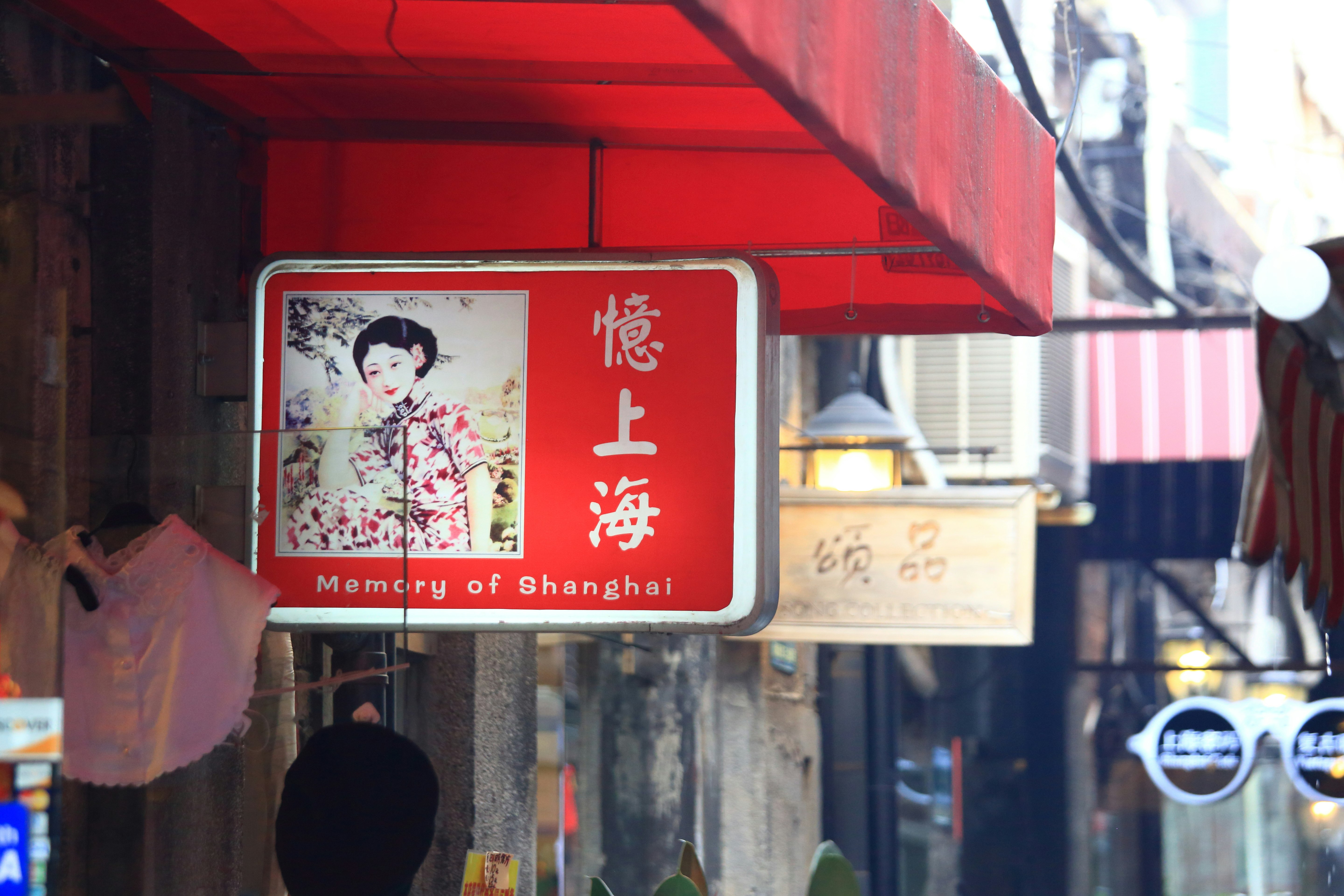 Fachada de tienda con un letrero tradicional de Shanghái