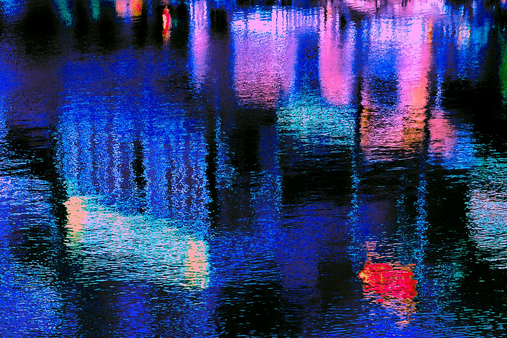 水面に映るカラフルな夜景の光