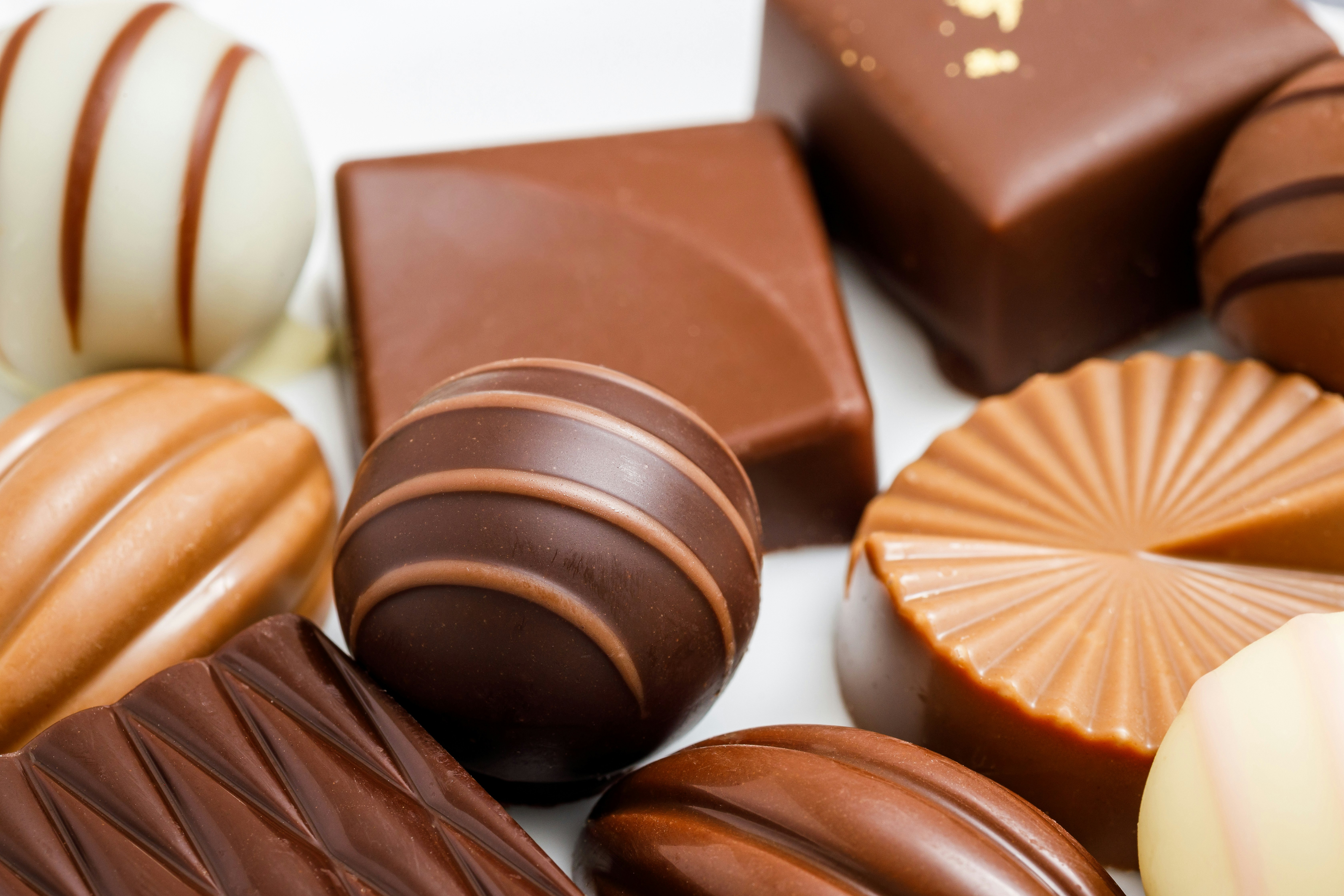 チョコレートの詰め合わせとカラフルな菓子のクローズアップ