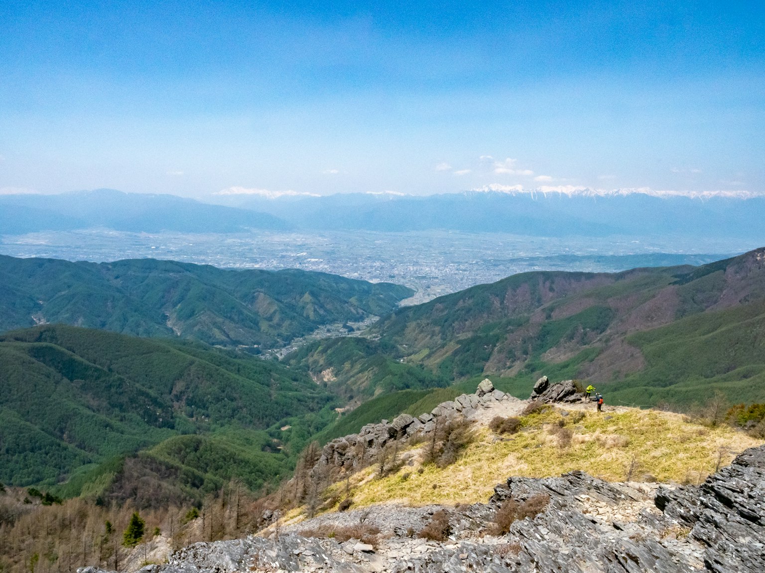 山頂的美麗景色 綠色山丘和遠處城市的全景