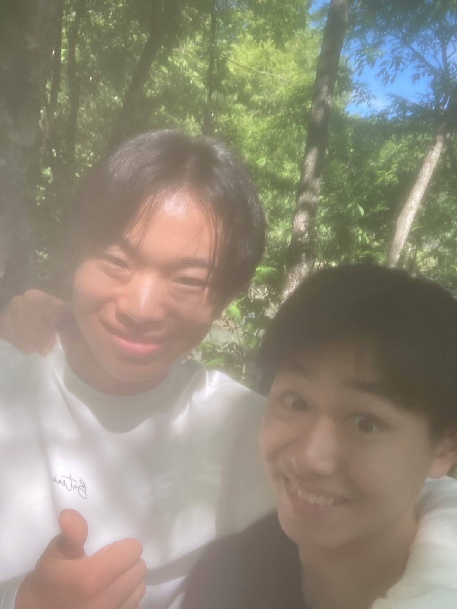 ชายหนุ่มสองคนยิ้มและโพสในป่า