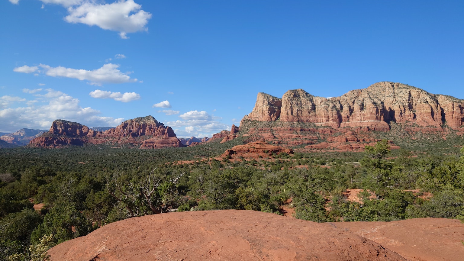 Paisaje de Sedona con formaciones rocosas rojas y cielo azul