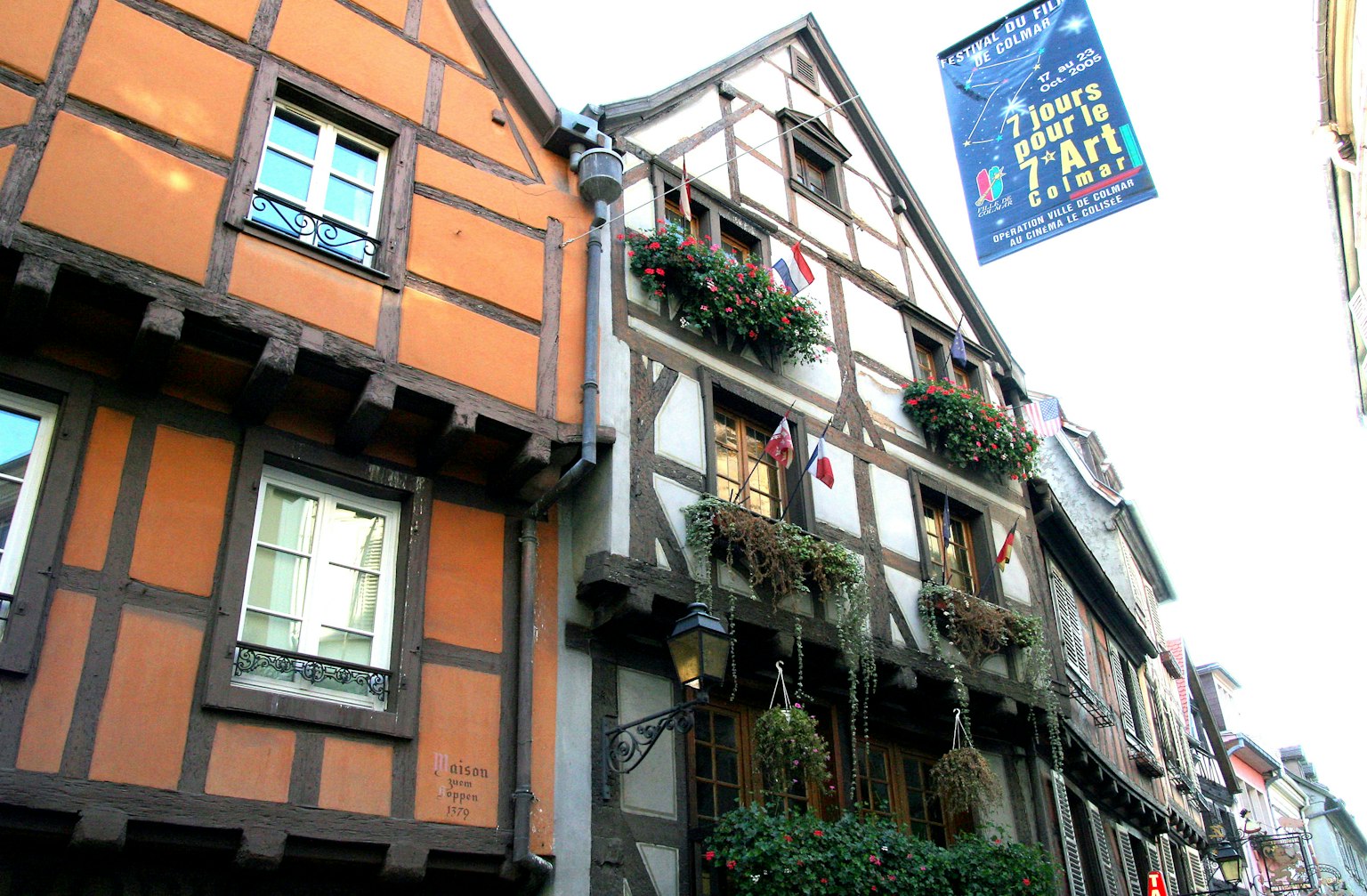 Une rue pittoresque avec des maisons à colombages en orange et blanc