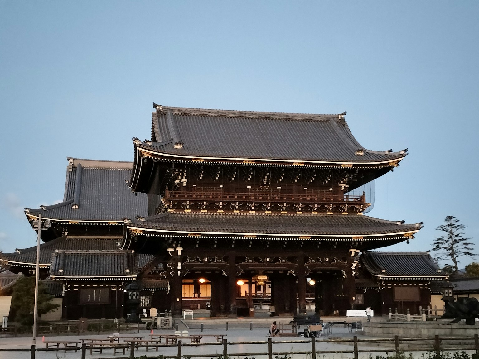 黃昏天空下傳統日本建築東本願寺的外觀