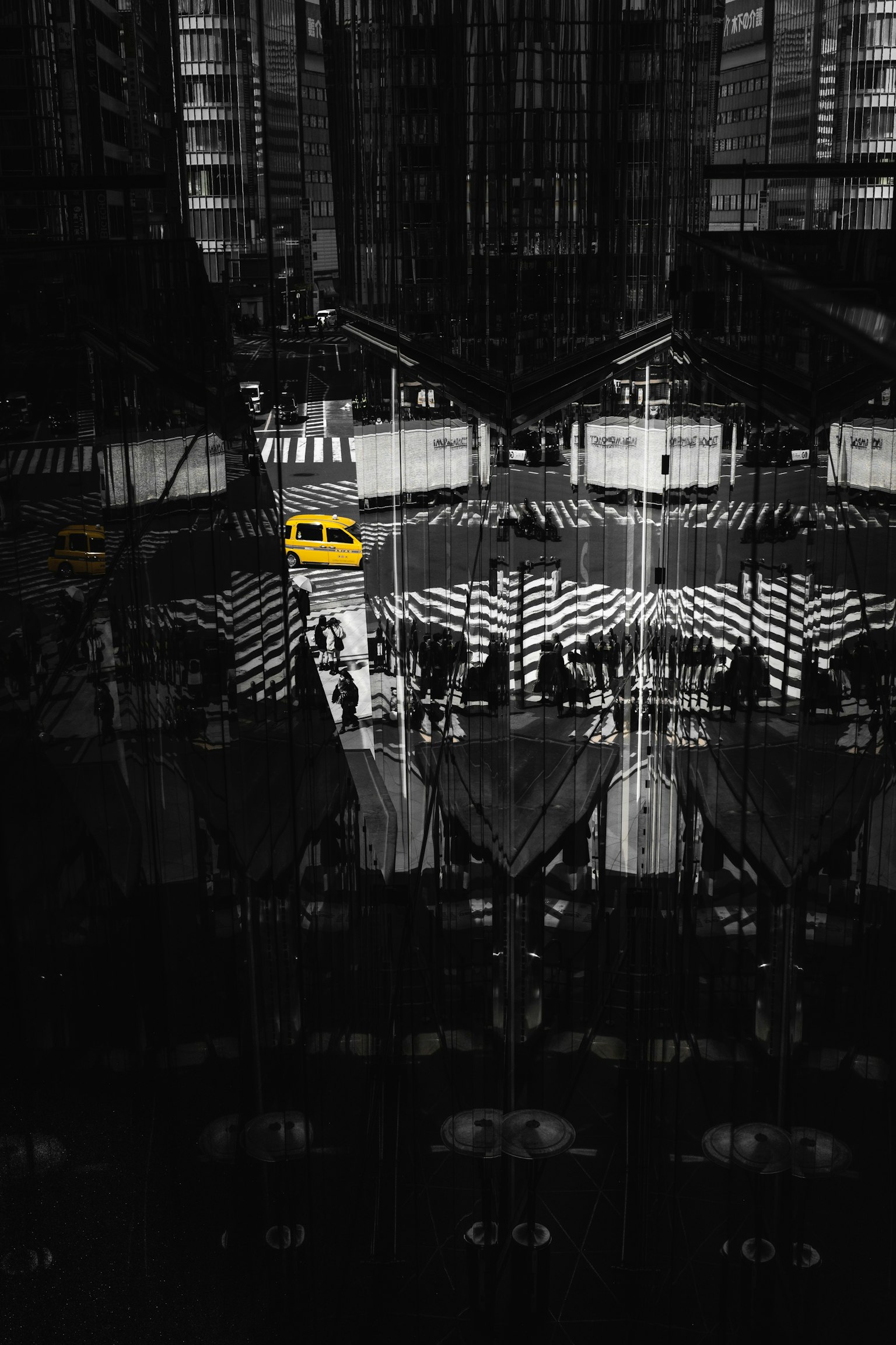 Gelbes Taxi auf einer schwarz-weiĆen Stadtlandschaft mit Zebrastreifen