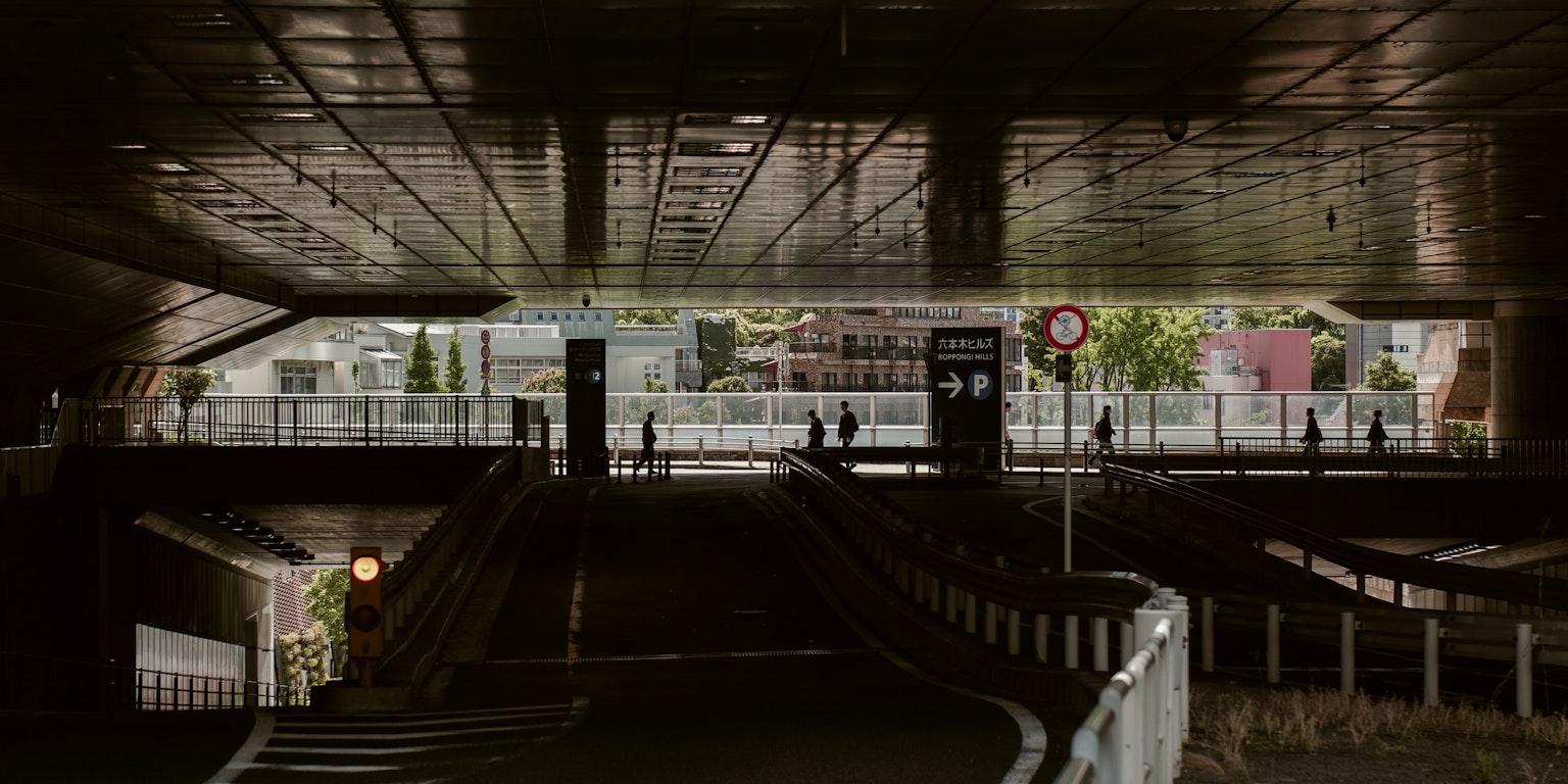 มุมมองของทางเข้าสถานีรถไฟจากมุมมองใต้ดินพร้อมทิวทัศน์รอบข้าง