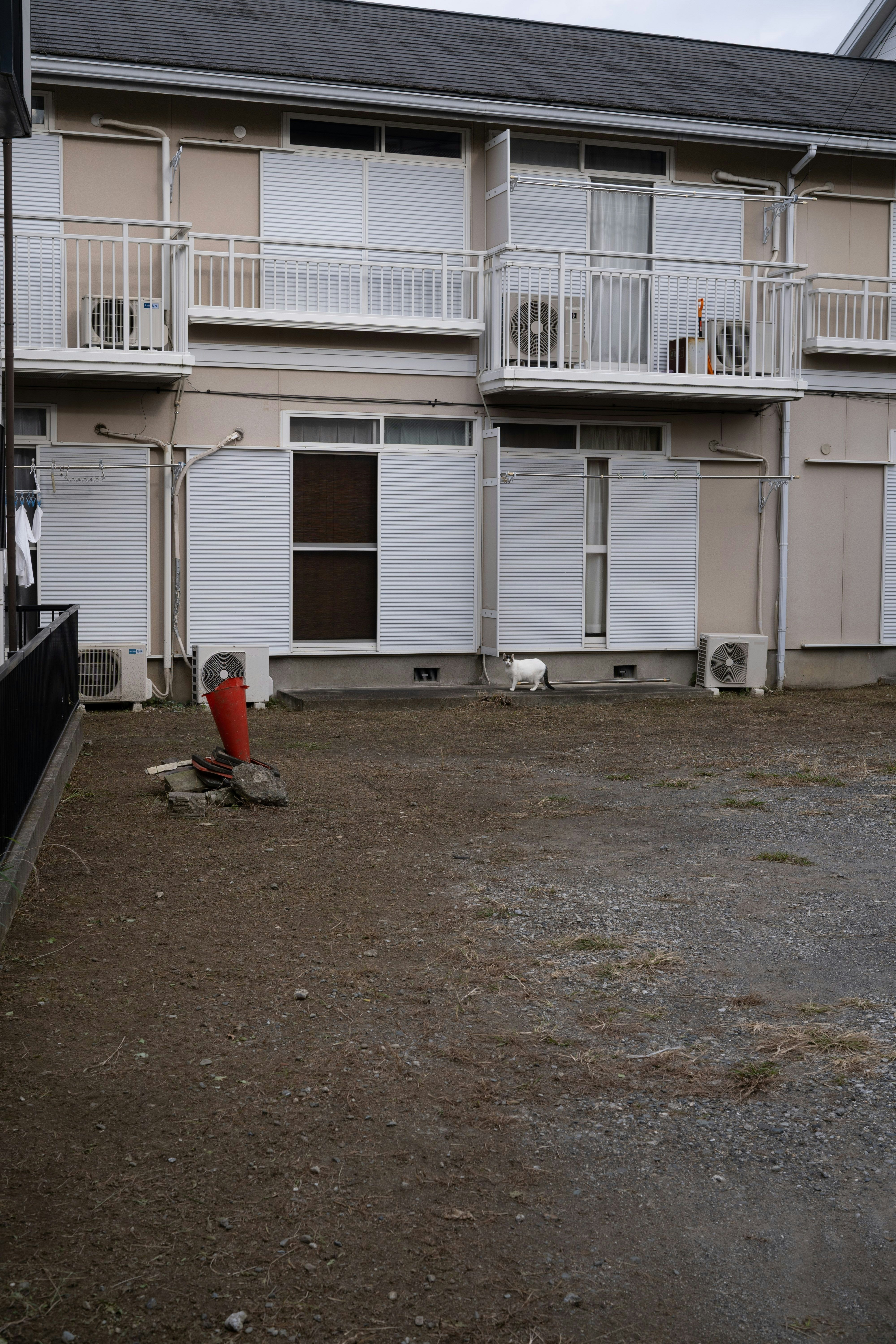 建物の裏庭に面した集合住宅の外観