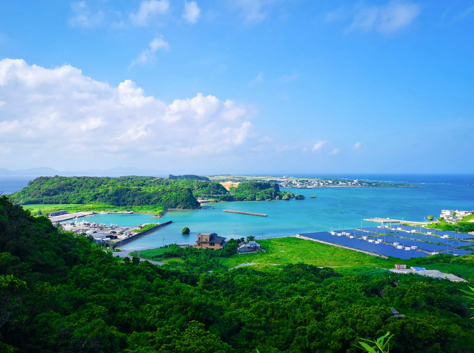 Vue panoramique de la mer bleue et des îles vertes