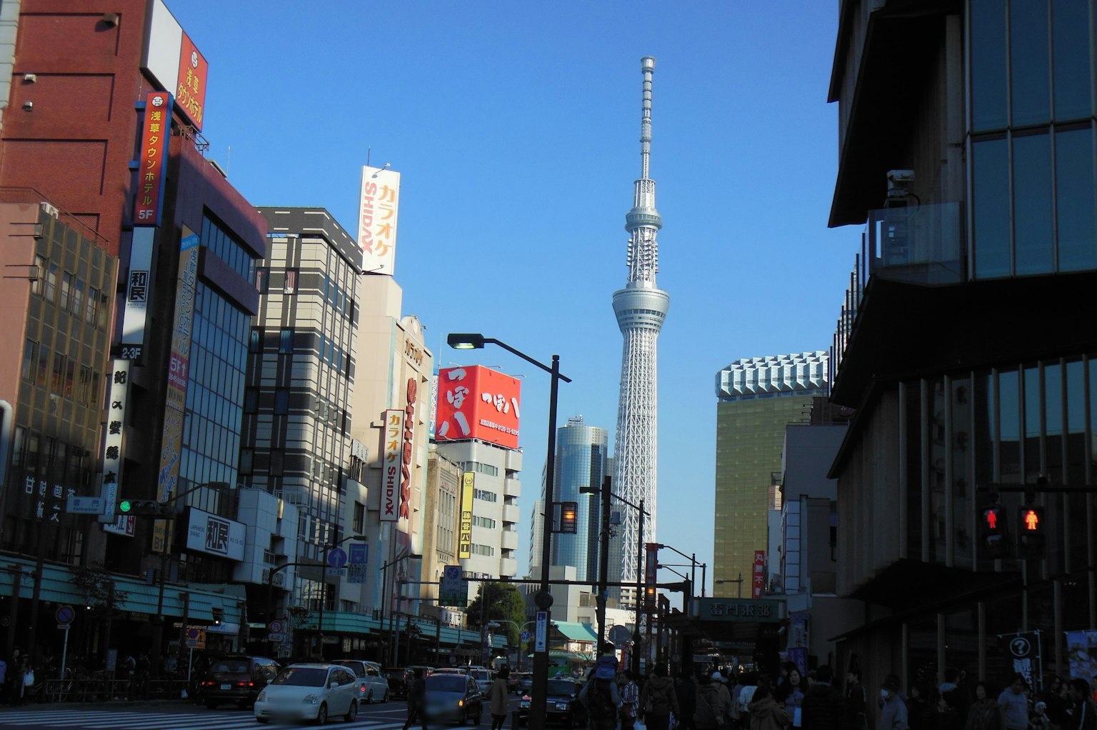 Blick auf den Tokyo Skytree in einer belebten Stadtstraße