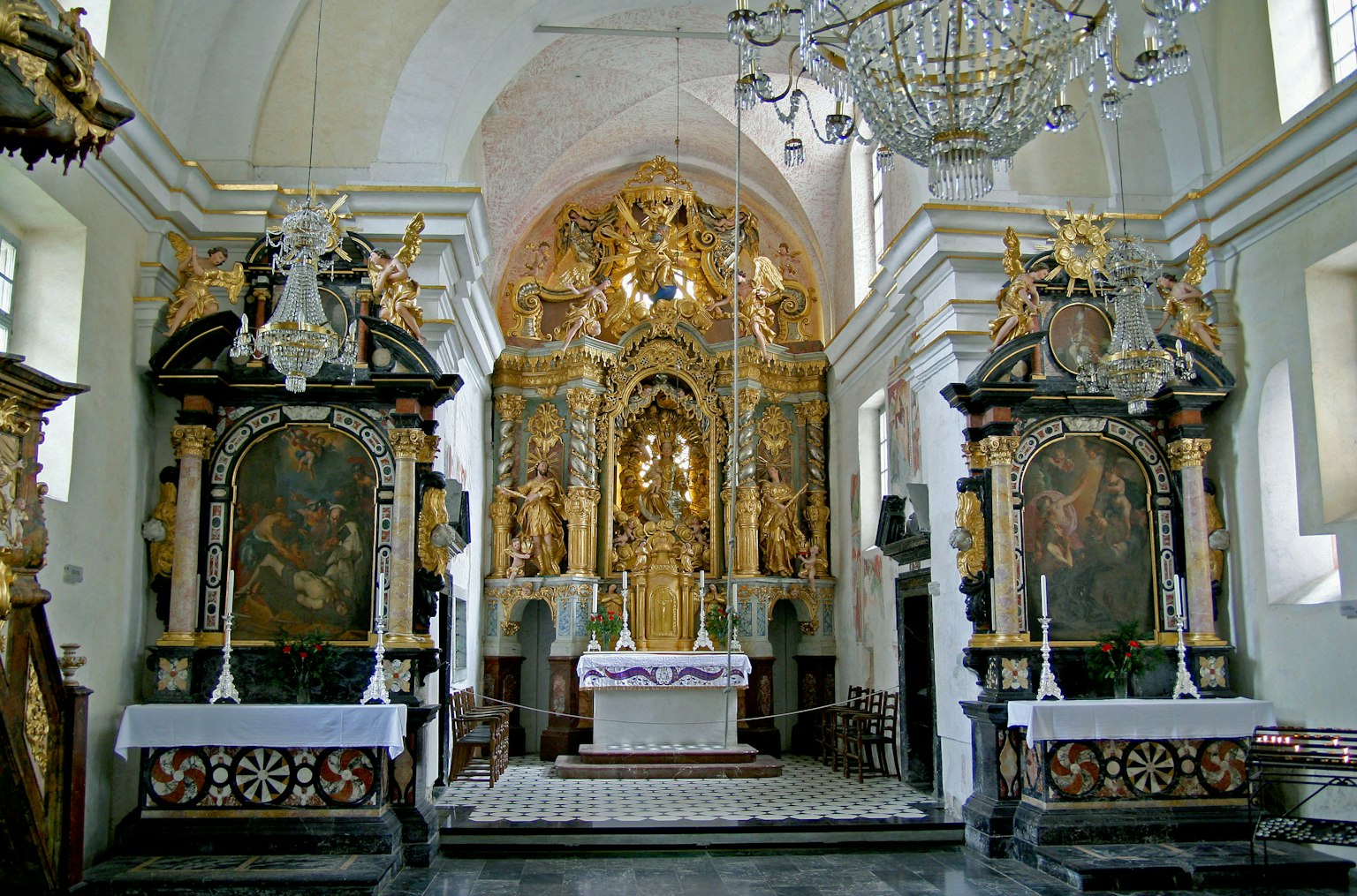 Intérieur d'une belle église avec des sculptures dorées ornées