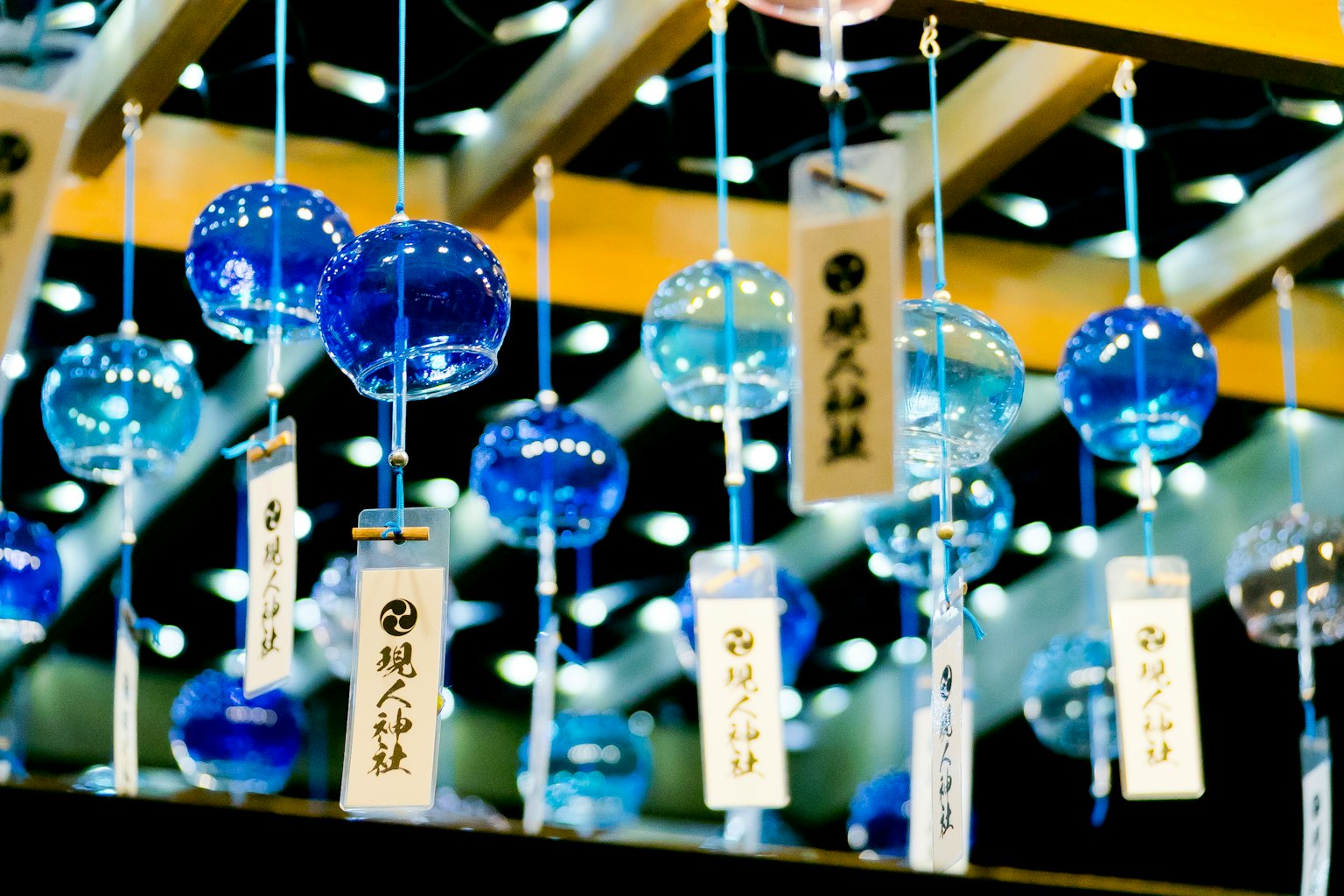Campanas de viento azules colgadas con etiquetas japonesas tradicionales