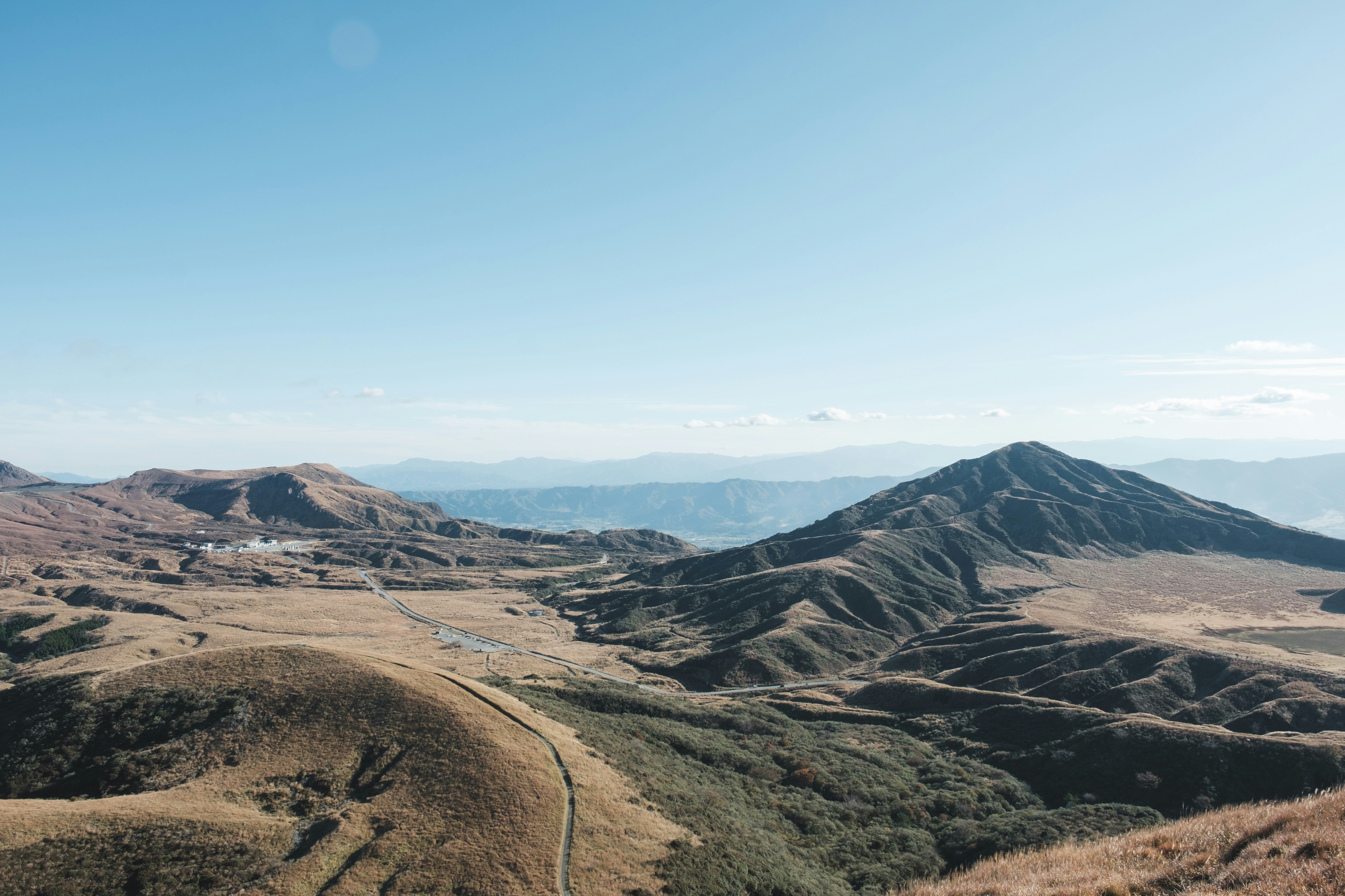 起伏のある山並みと曲がりくねった尾根の風景