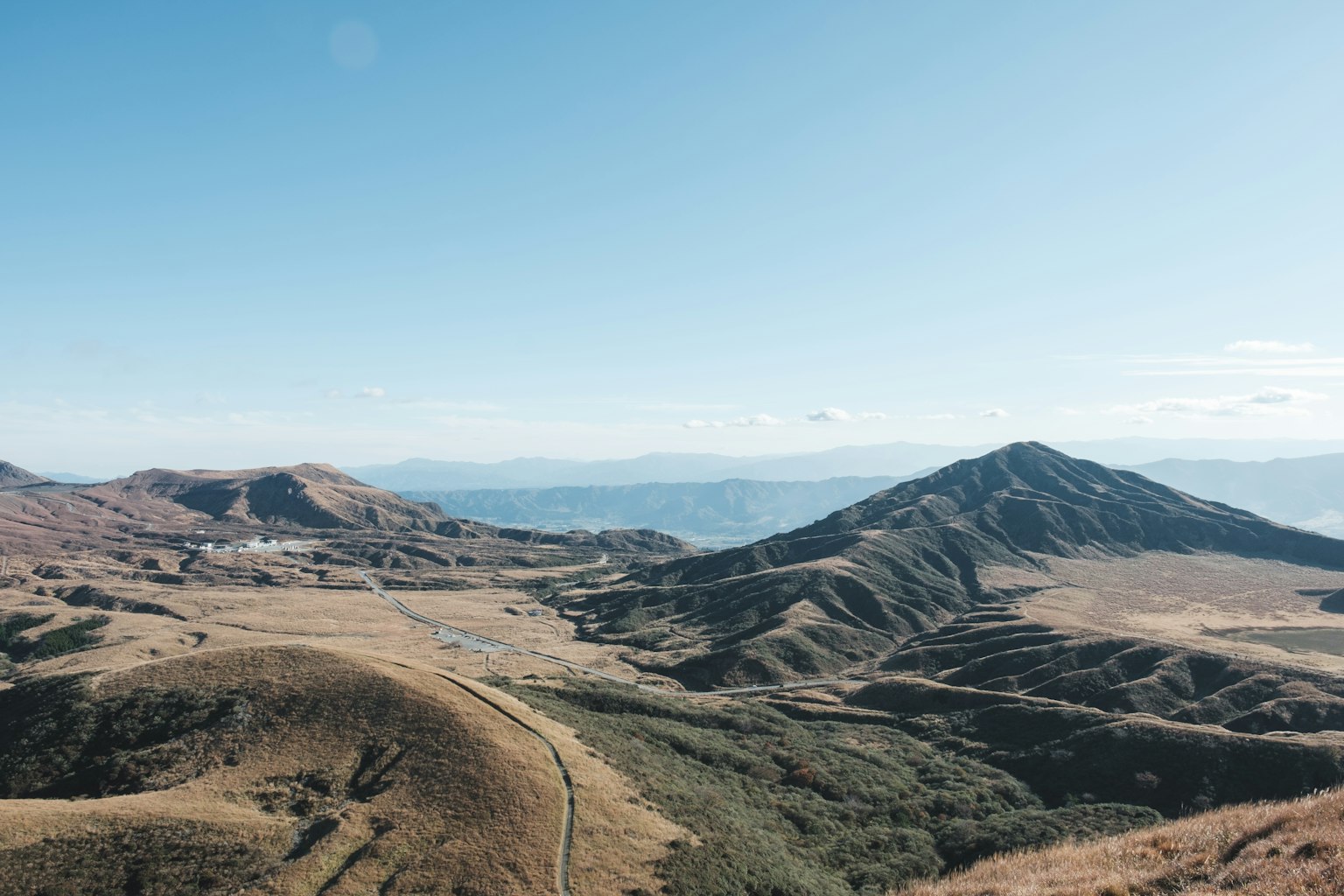Ampio paesaggio montano con panorama di cielo blu