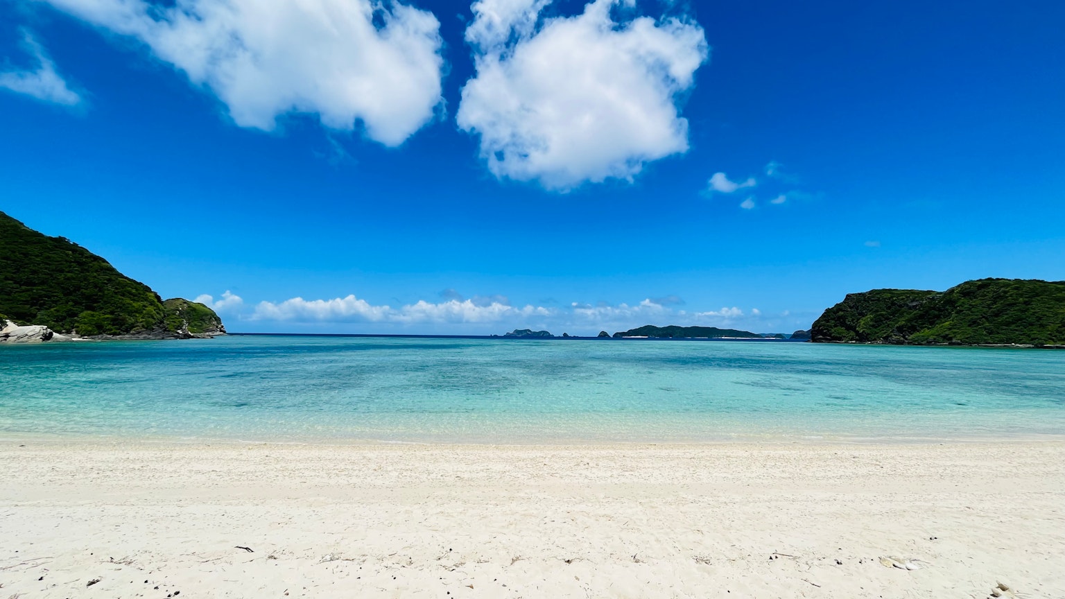 美丽的海景，蓝天和白色沙滩