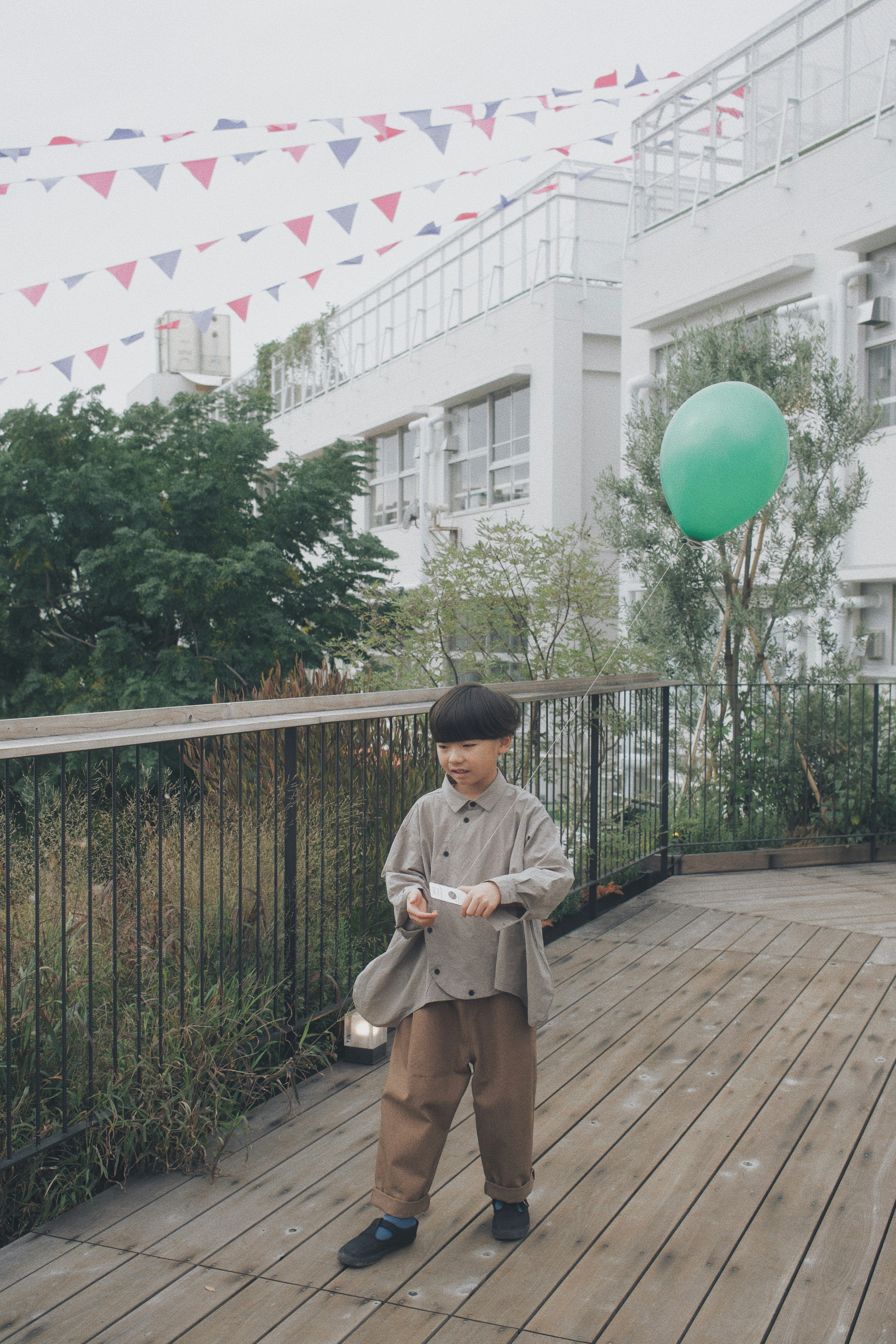 中庭の木立のそばを歩く子ども